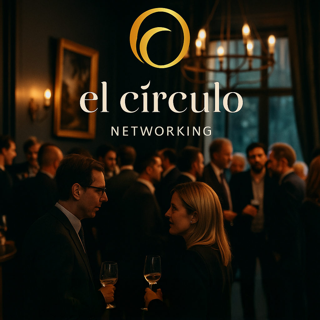 People networking at an indoor event with dim lighting, chandeliers, and large windows. A logo reading 'el círculo NETWORKING' is overlayed.