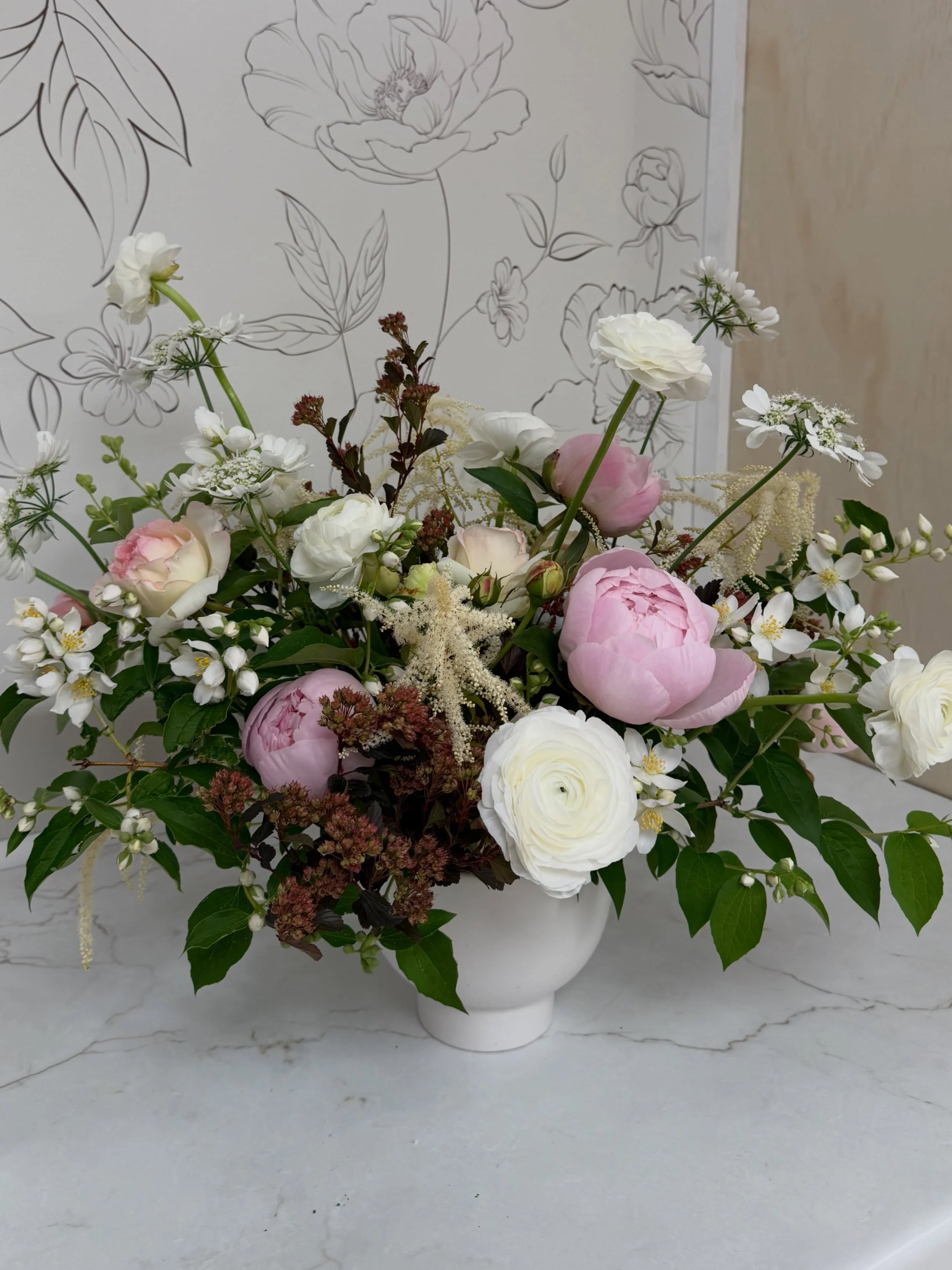A garden fresh arrangement featuring the freshest local blooms 💐

#floralarrangement #floraldesign #okanaganflorist #farmfreshflowers