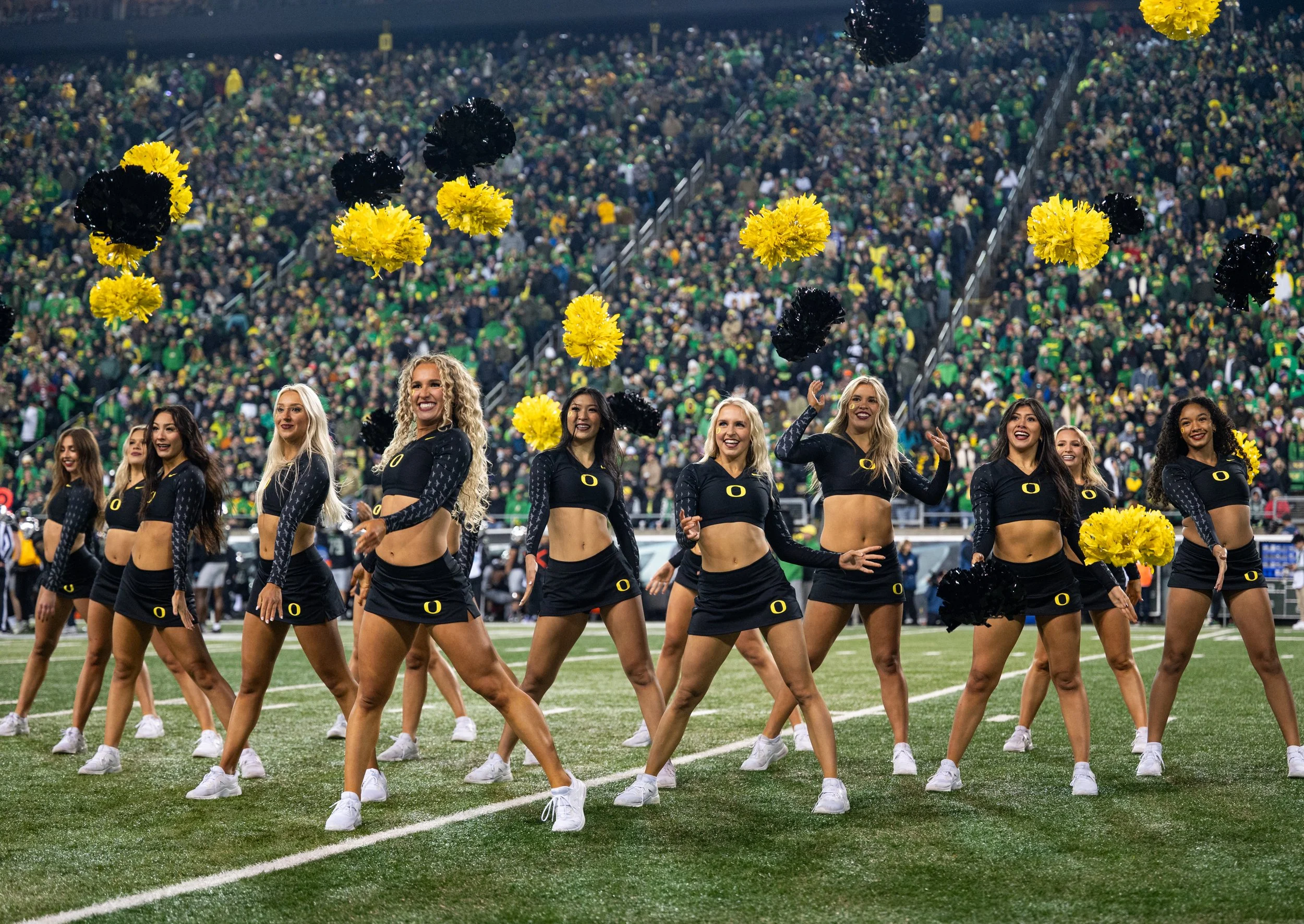 KHT_uofootball_washington_113024_cheer_14.jpg