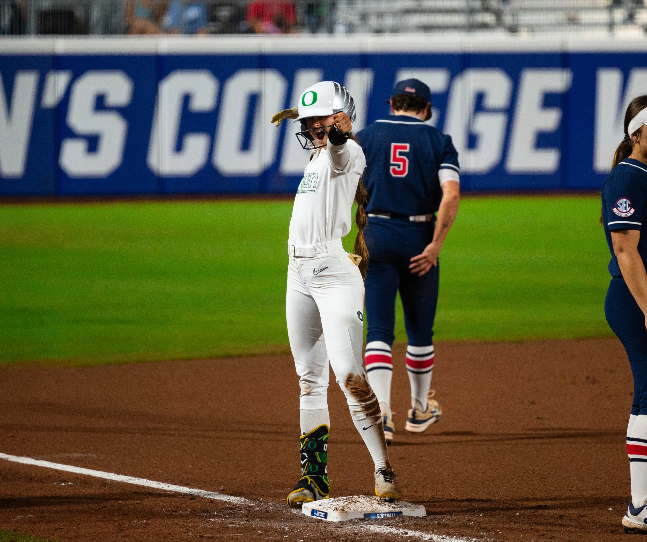 KHT_uosoftball_wcws_g2_olemiss_052925_i5_41.jpg