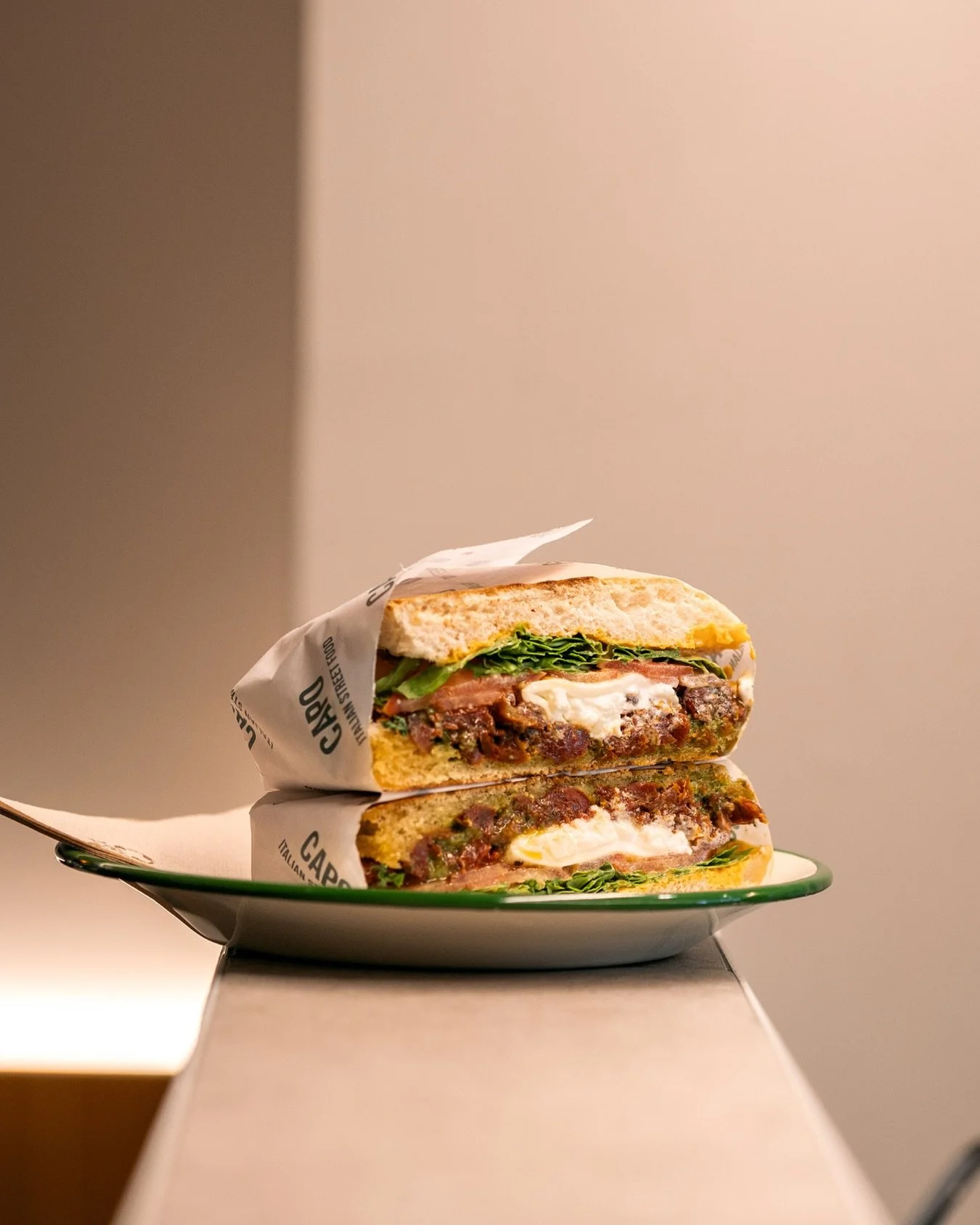Entre pan y pan, el Capo esconde sus mejores secretos.
Y s&iacute;&hellip; son tan cremosos como parecen 🧀🔥

 #capobilbao #focacciaartesanal #italianstreetfood #bilbaoeats #focacciamood #foodpornbilbao #capoplanazo #bilbaofoodies
