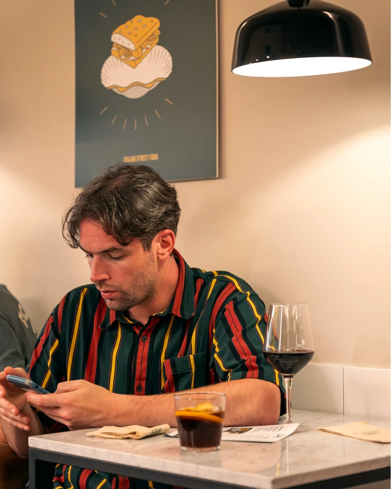 El vino ya espera.
&Eacute;l tambi&eacute;n.
Porque cuando llega la focaccia del Capo, la espera siempre merece la pena 🍷

#capobilbao #focacciamood #bilbaoeats #italianstreetfood #planperfecto #bilbaofoodies #capoplanazo #mafiamood