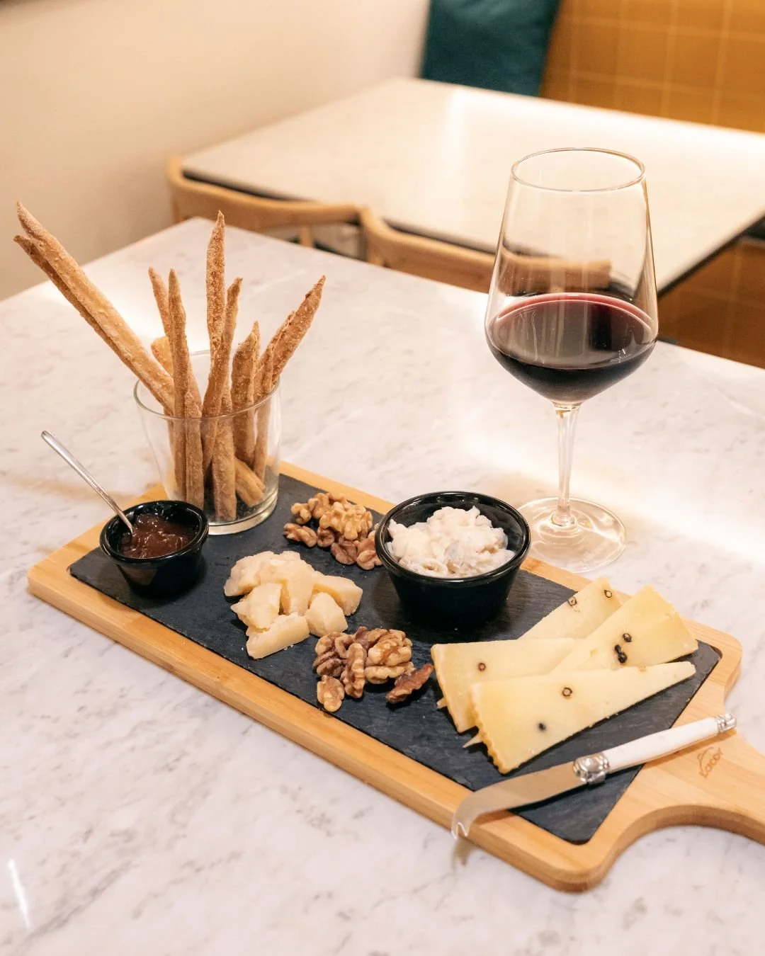 Poes&iacute;a en forma de queso.
Una tabla que no se cuenta, se degusta: aromas, texturas y ese punto justo de vino que lo vuelve todo redondo 🍷

Seleccionados uno a uno &mdash;quesos italianos con alma y car&aacute;cter&mdash; para los que disfruta