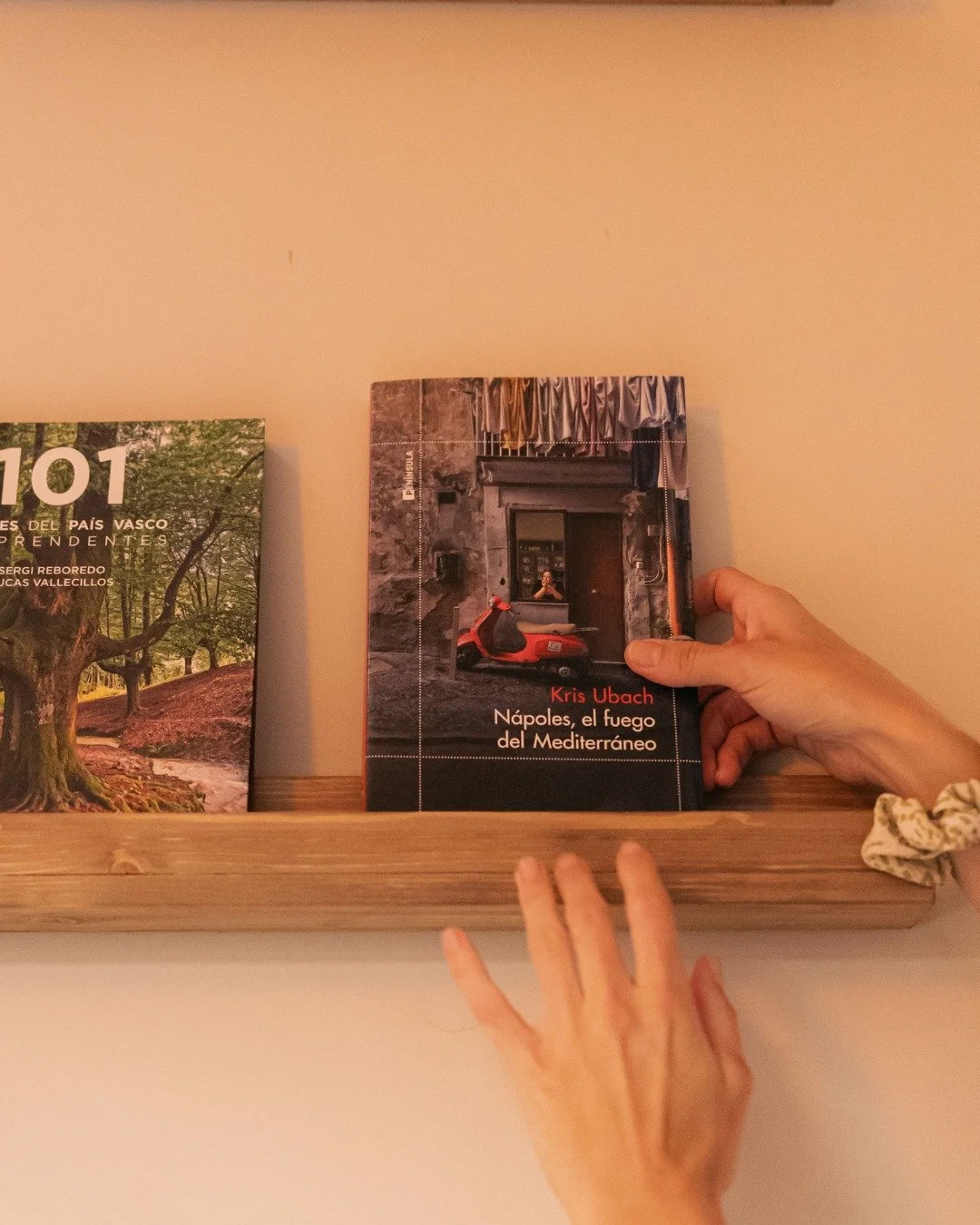 Entre platos, risas y buenos vinos&hellip; siempre hay espacio para los detalles: libros de Italia y Euskadi