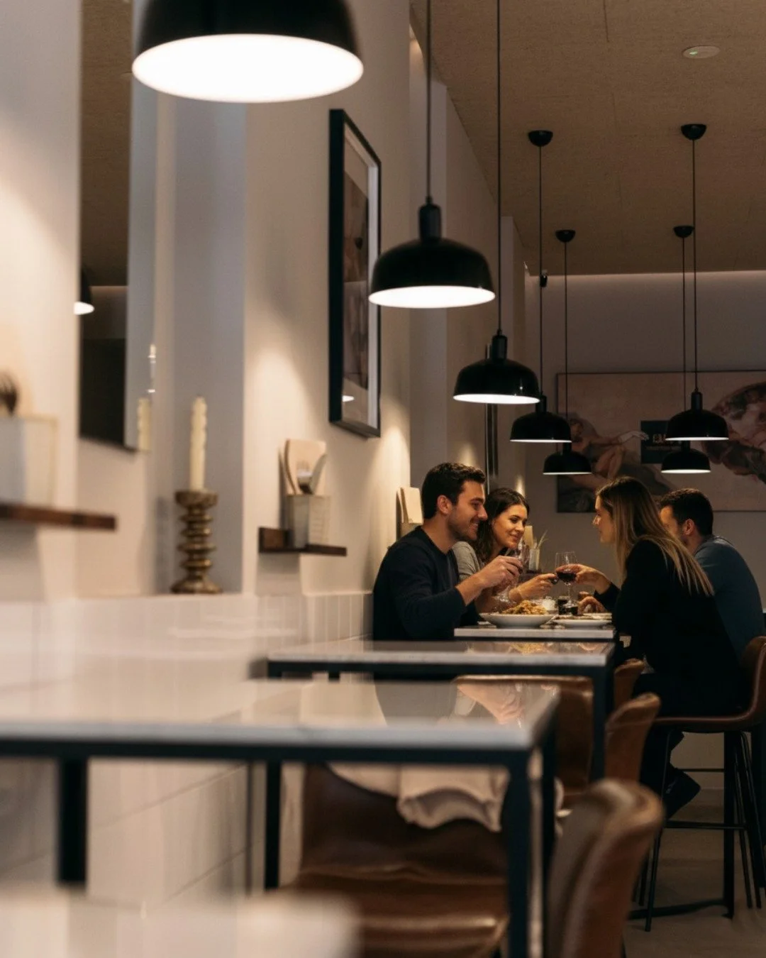 Los detalles importan: luz c&aacute;lida, plantas que dan vida, espejos, velas, libros y toques de madera.
&iquest;Qu&eacute; otro detalle quieres que a&ntilde;adamos? D&eacute;janoslo en comentarios.