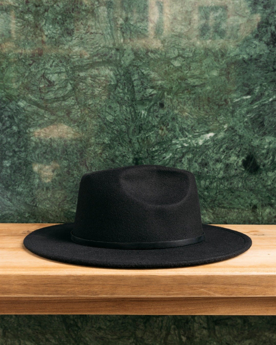 Hay historias que empiezan con un nombre.
Y otras&hellip; con un sombrero.

Algo se est&aacute; cocinando y no es una focaccia...