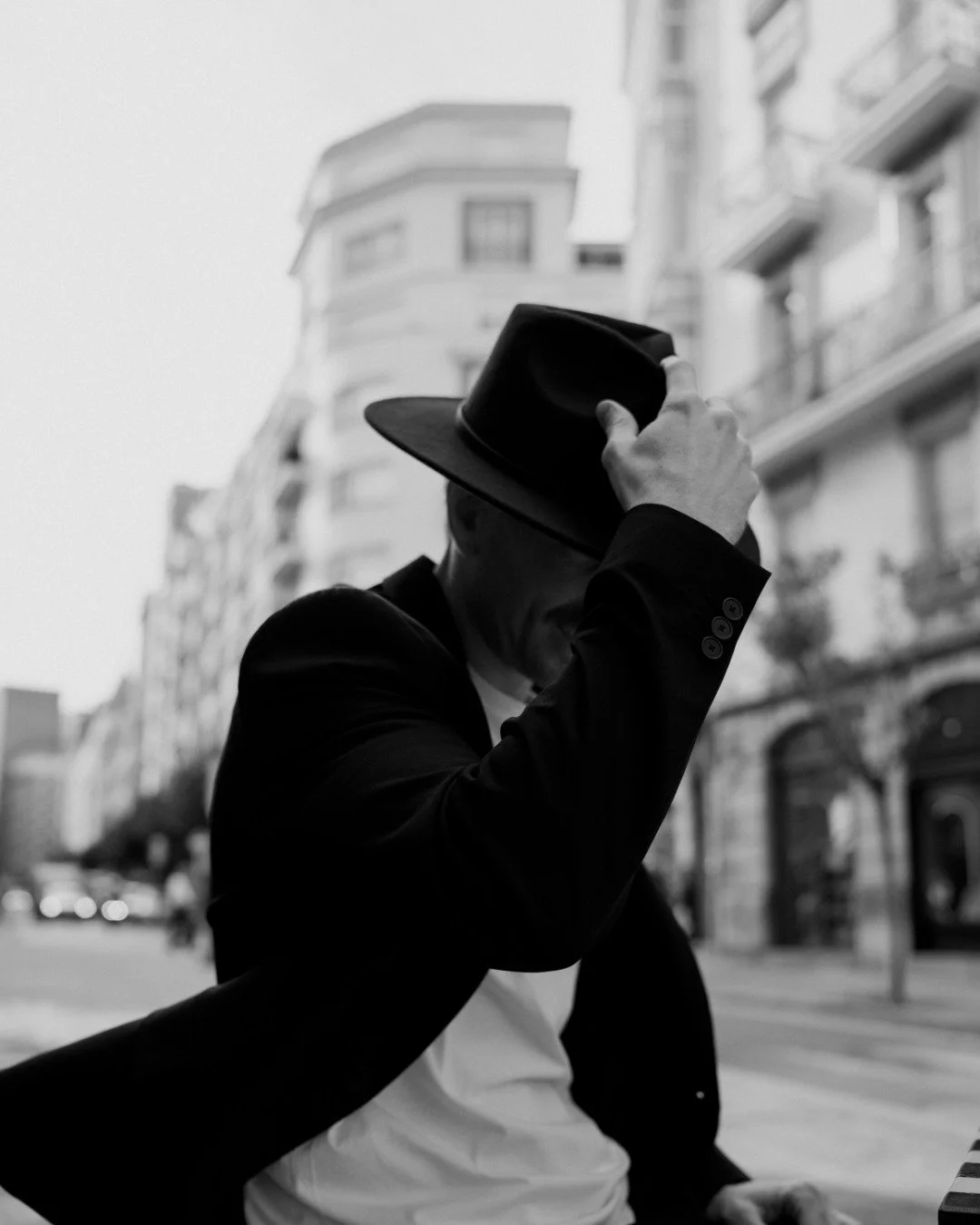 Bilbao ya lo ha visto.
Pero a&uacute;n no sabe qui&eacute;n es.

Wait for it...