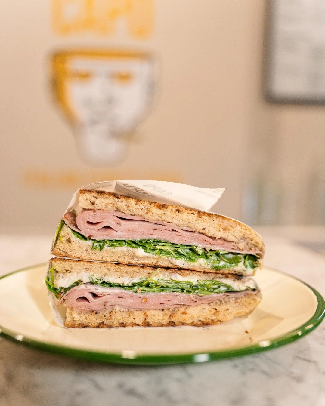 La abres, sale el aroma&hellip; y ya sabes que acertaste.
Hay focaccias que no necesitan explicaci&oacute;n.
Solo un buen bocado.