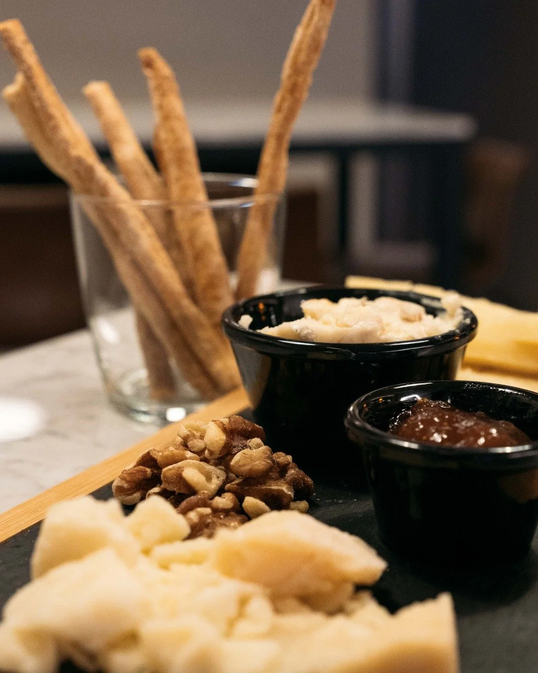 A veces solo apetece picar algo bueno, sin prisa y con buen vino.
Nuestra tabla de quesos es justo eso: un rato tranquilo, sabores que encajan y conversaci&oacute;n f&aacute;cil.
Lo dem&aacute;s&hellip; viene solo.