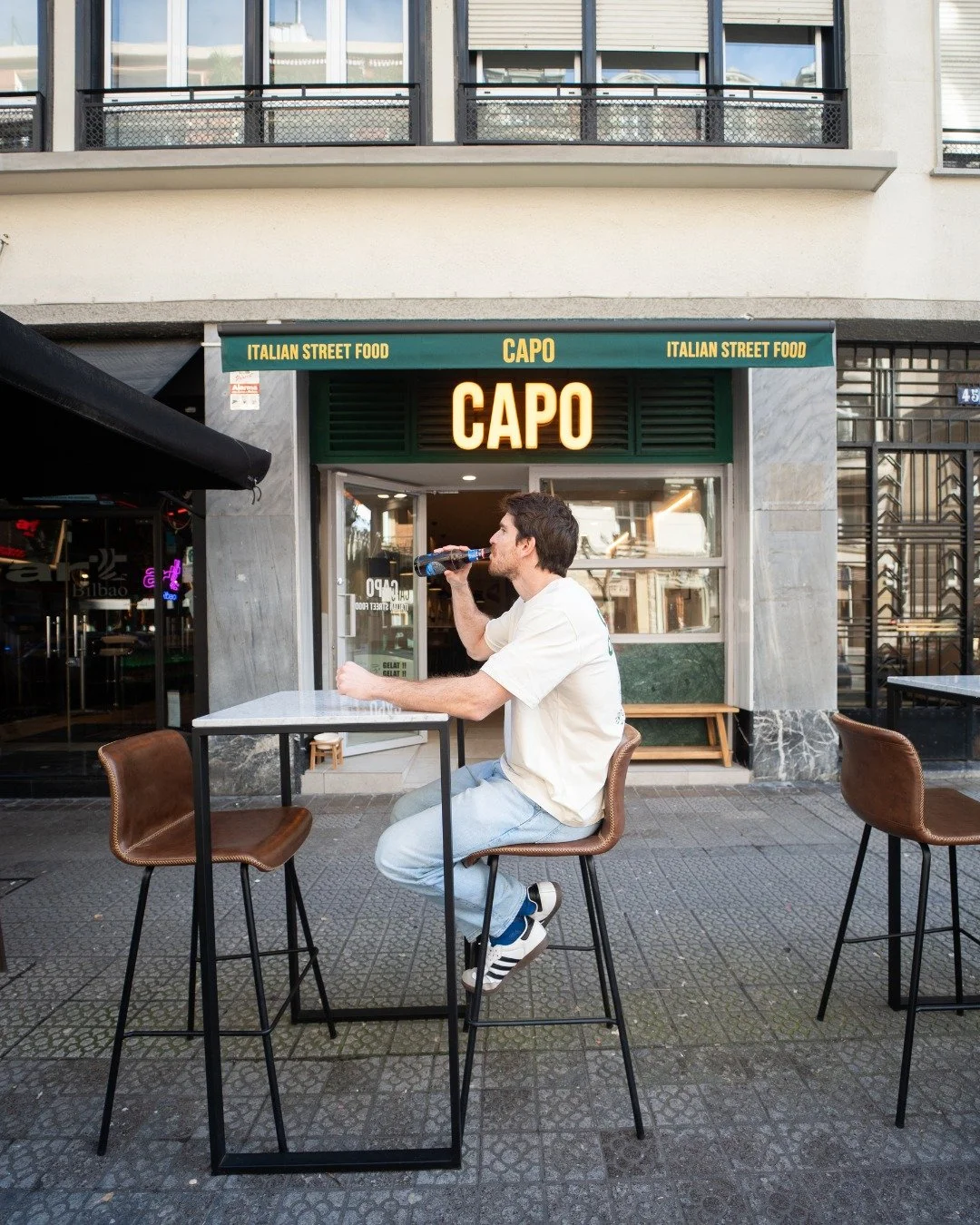 En Bilbao la familia se lleva puesta. ❤️

La nueva camiseta de Capo Famiglia no es solo merch, es una huella: la marca de quienes comparten mesa, focaccia y barrio.
Si eres parte de Capo, esta camiseta habla por ti.