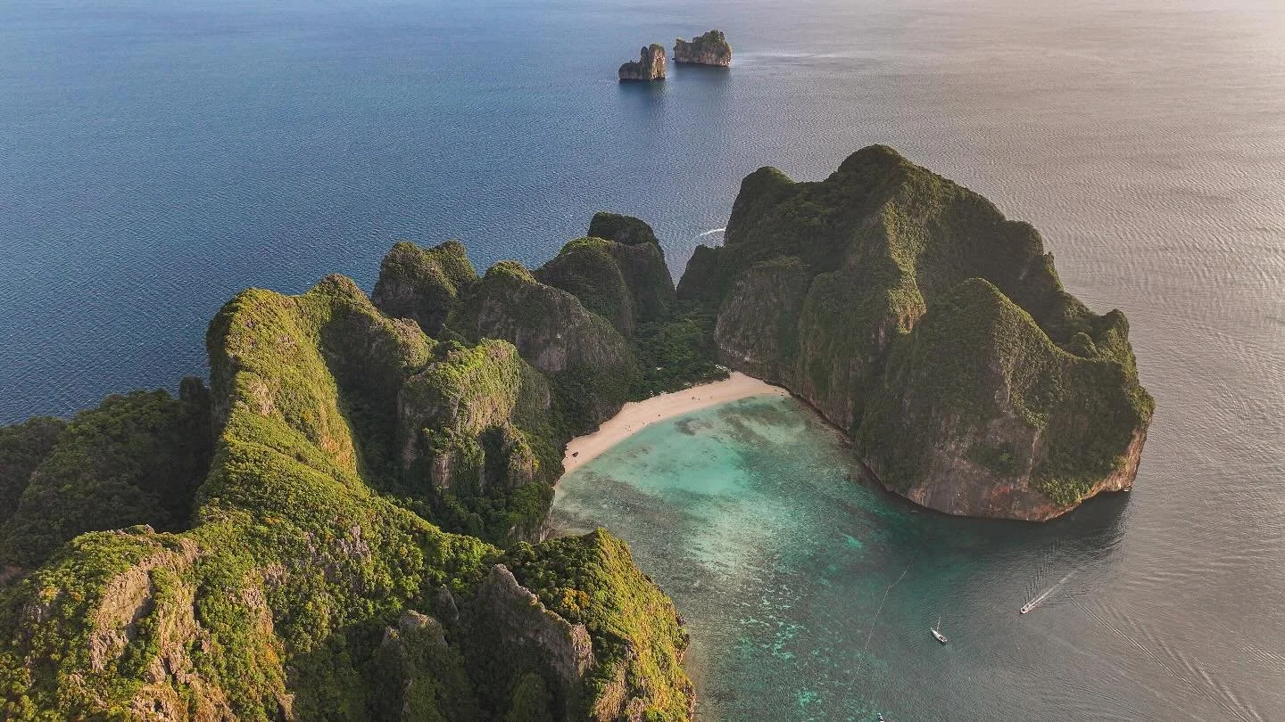 &ldquo;The Beach&rdquo; 🏝️ 🇹🇭 #thebeach #mayabay #phiphiisland #thailand #dreambigger #naturelover #adventure #drone #aerialphotos #travelthailand🇹🇭 #travelasia #traveladdicted #breathtaking_view #beautifuldestinations #beautifulbeach #hiddengem