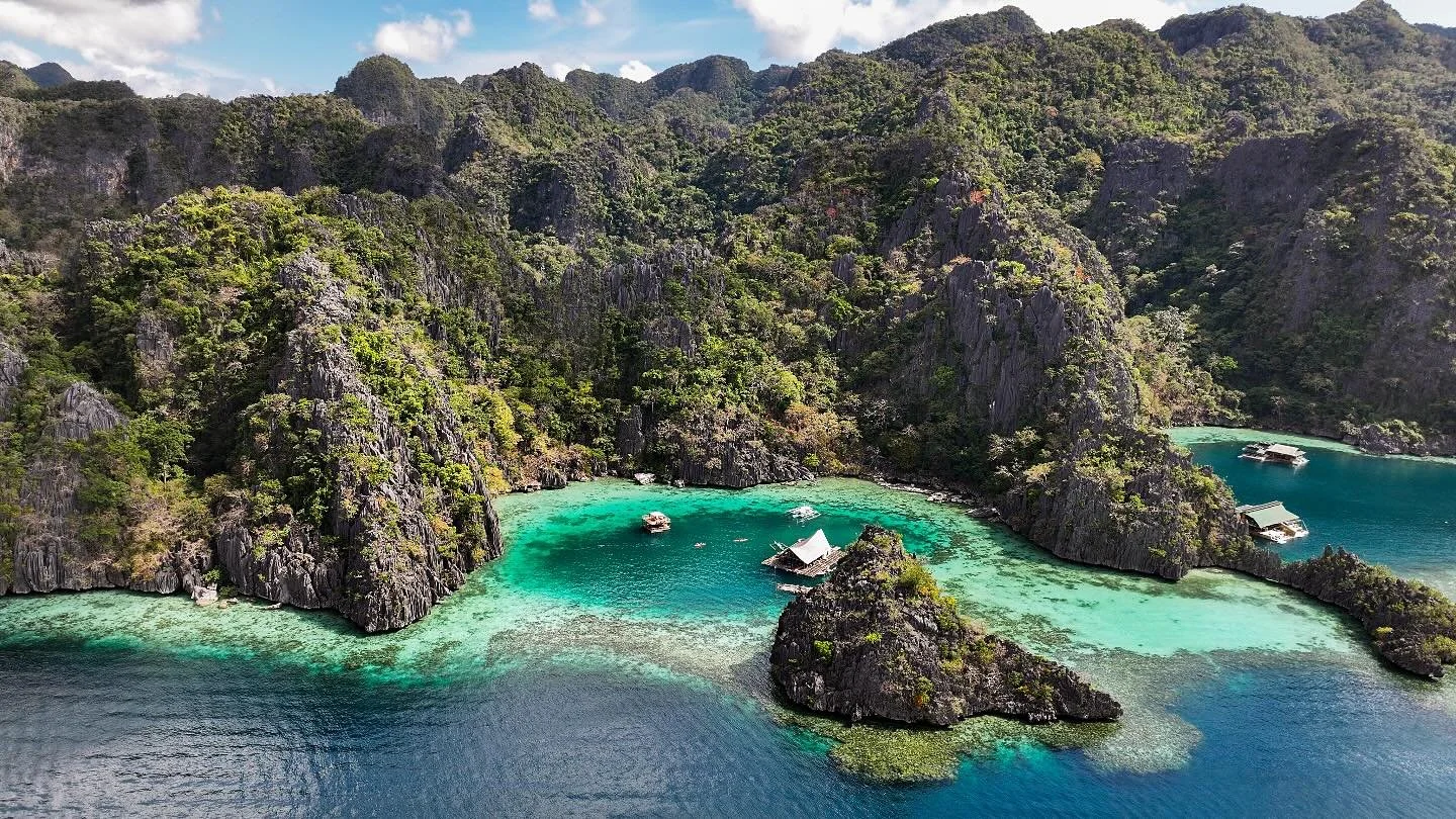 Twin Lagoon in Coron Island 🤩🇵🇭 #philippines #coronpalawan #travelphilippines🇵🇭 #travelphotos #southeastasia #droneshots #aerialphotos #beautifulnature #coastallandscape #exploreworld #paradise #tropicalparadise #marine #twinlagoon