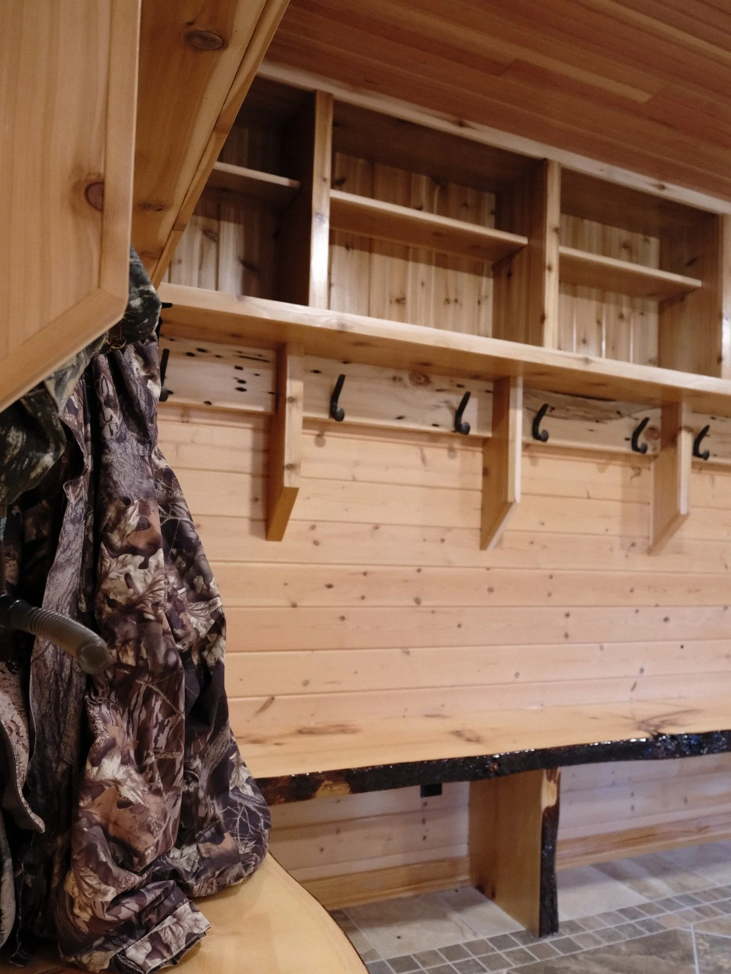 These custom hunting lockers with live-edge wood benching, make the perfect landing zone for all of your hunting gear🦌

Tag your hunting friend who need these in their cabin👀