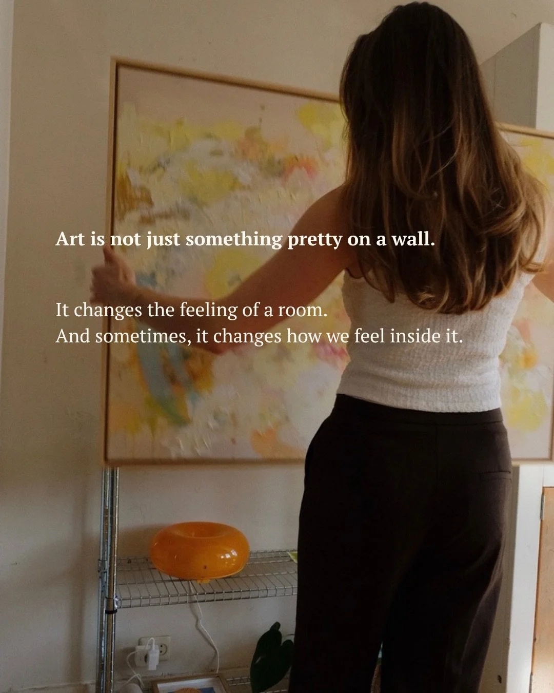 Art is often seen as decoration.
Something you add at the end, when a room is already finished.

But I think art does more than that.

It changes the atmosphere of a space.
It gives the eye a place to rest.
It pulls us out of our everyday routines an