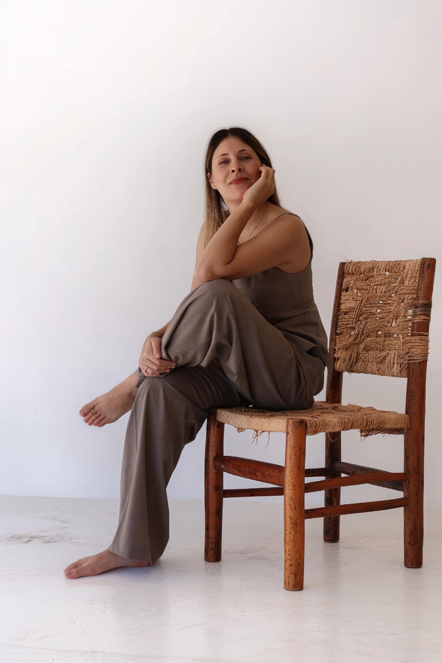 Interiorista Charlotte Cacenaves, creadora de La Interiorista Studio, con un enfoque cercano y honesto en el diseño de interiores en Ibiza.