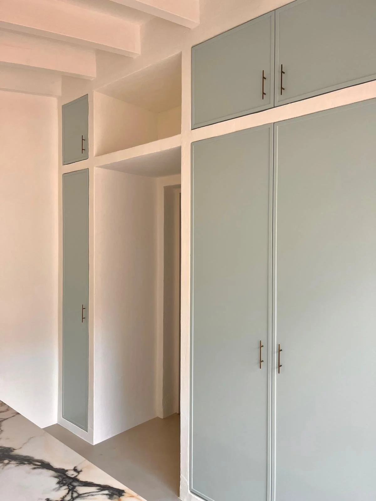 Armarios y estantes de obra para reforma de vivienda realizado por interiorista en ibiza