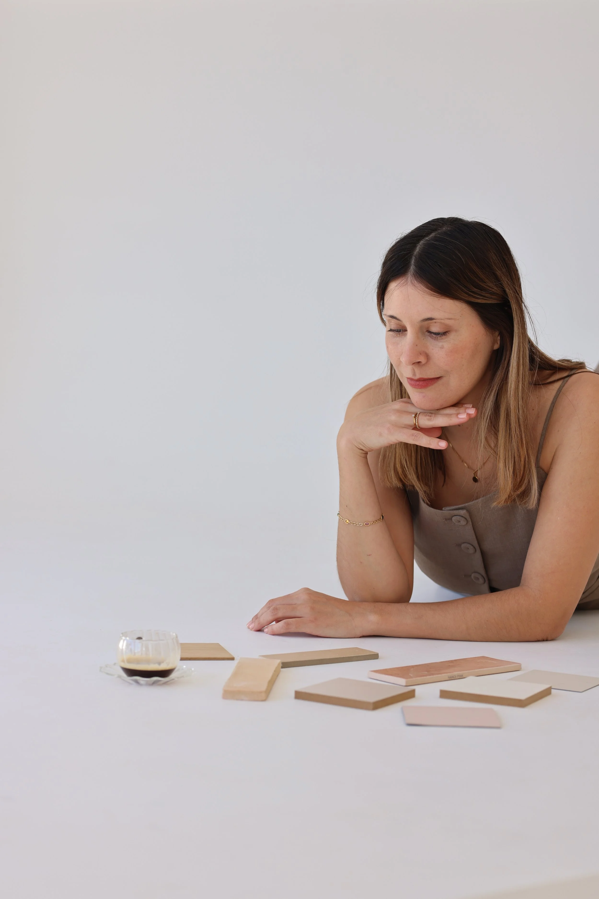 Charlotte Cacenaves, interiorista en Ibiza, en el proceso de diseño y planificación de un proyecto de interiorismo.