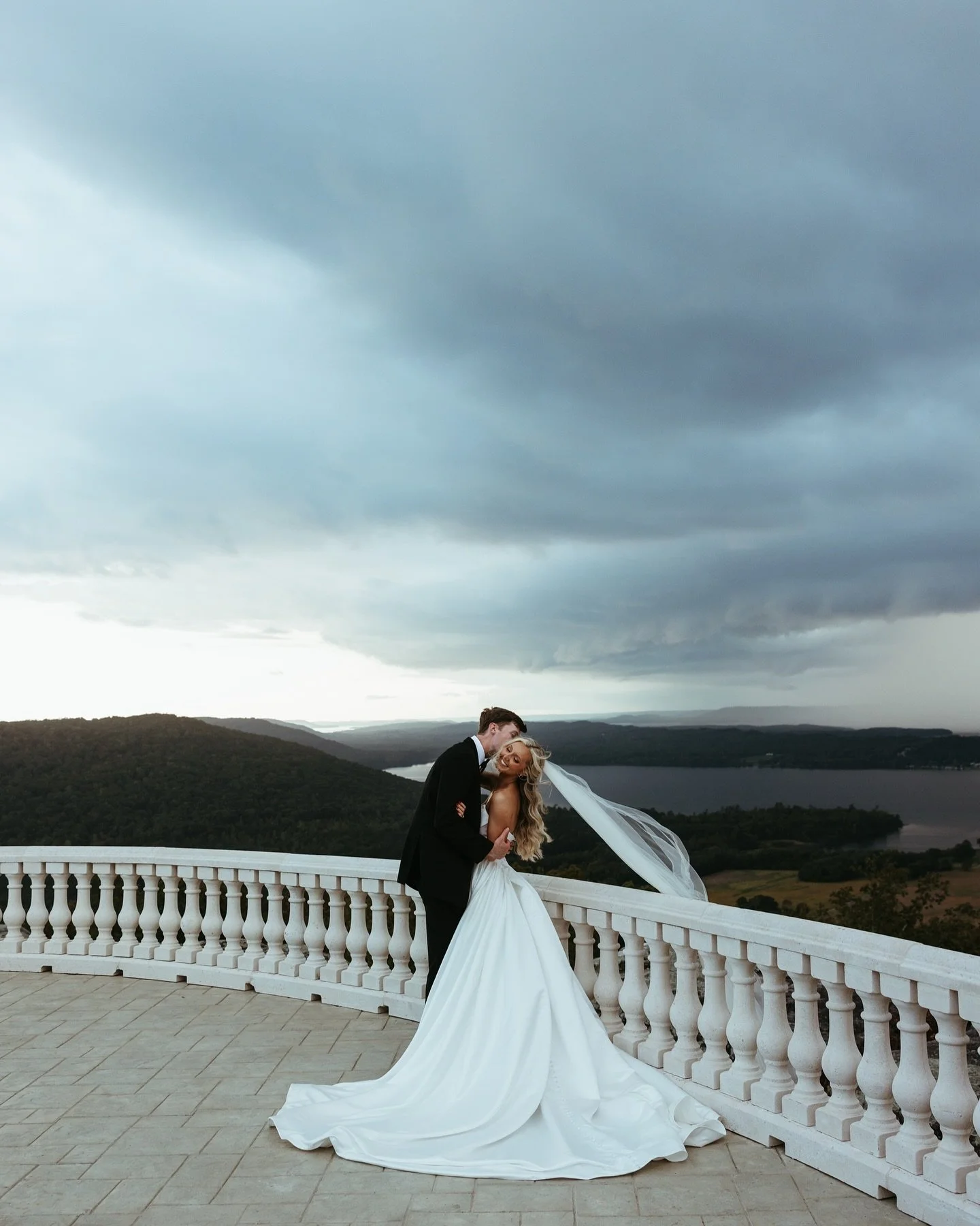 oh my darling. but what if you fly?

planning + design: @click.weddings 
venue: @stonehavenweddings
hmua: @laceyglamco 
florals: @lakeguntersvilleflowers
tablescape: @decor2adore @prophousebirmingham
gown: @fleurdeviebridal
the gorgeous bride: @laine