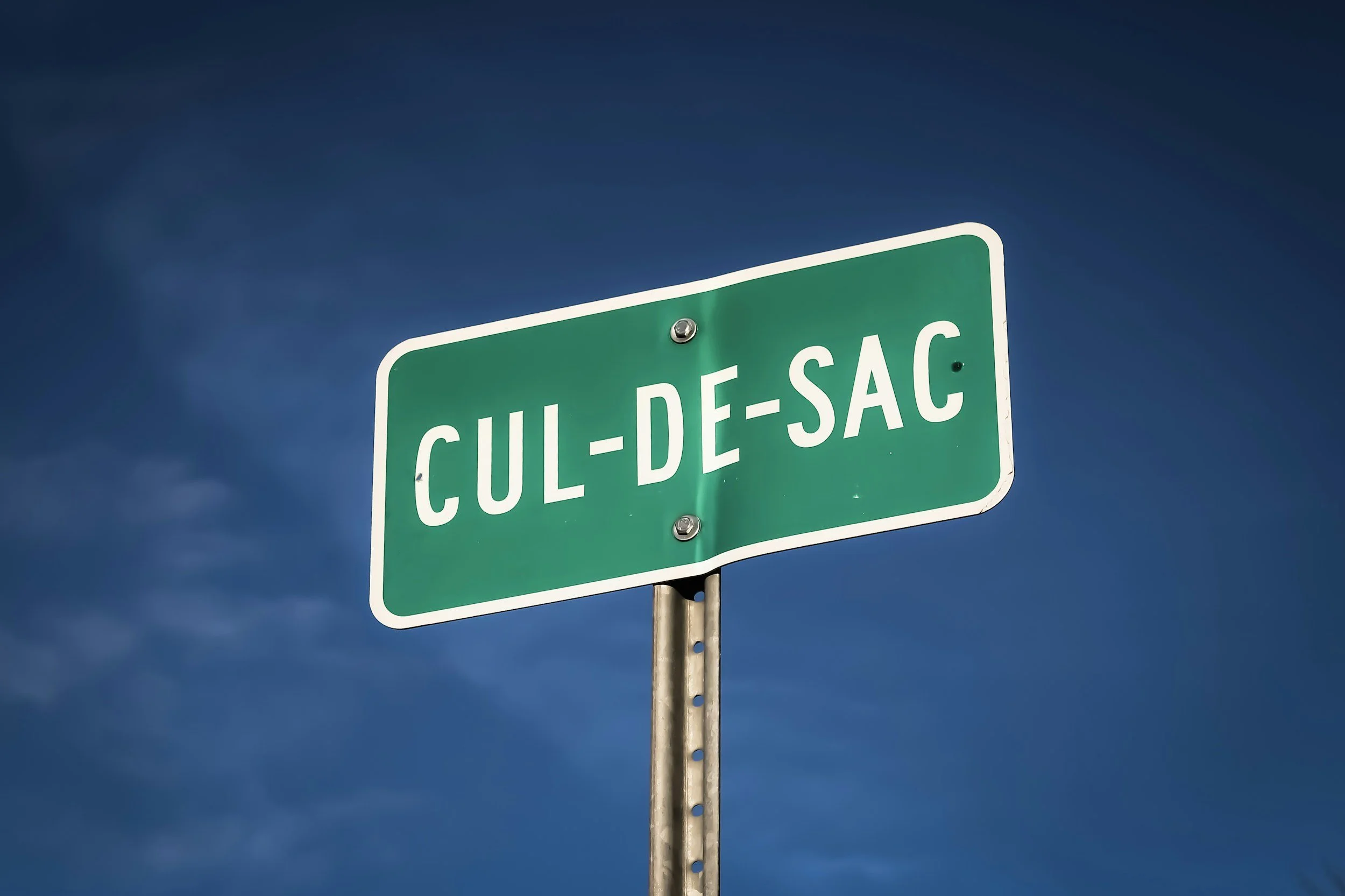 Cul-de-sac road sign against a blue sky
