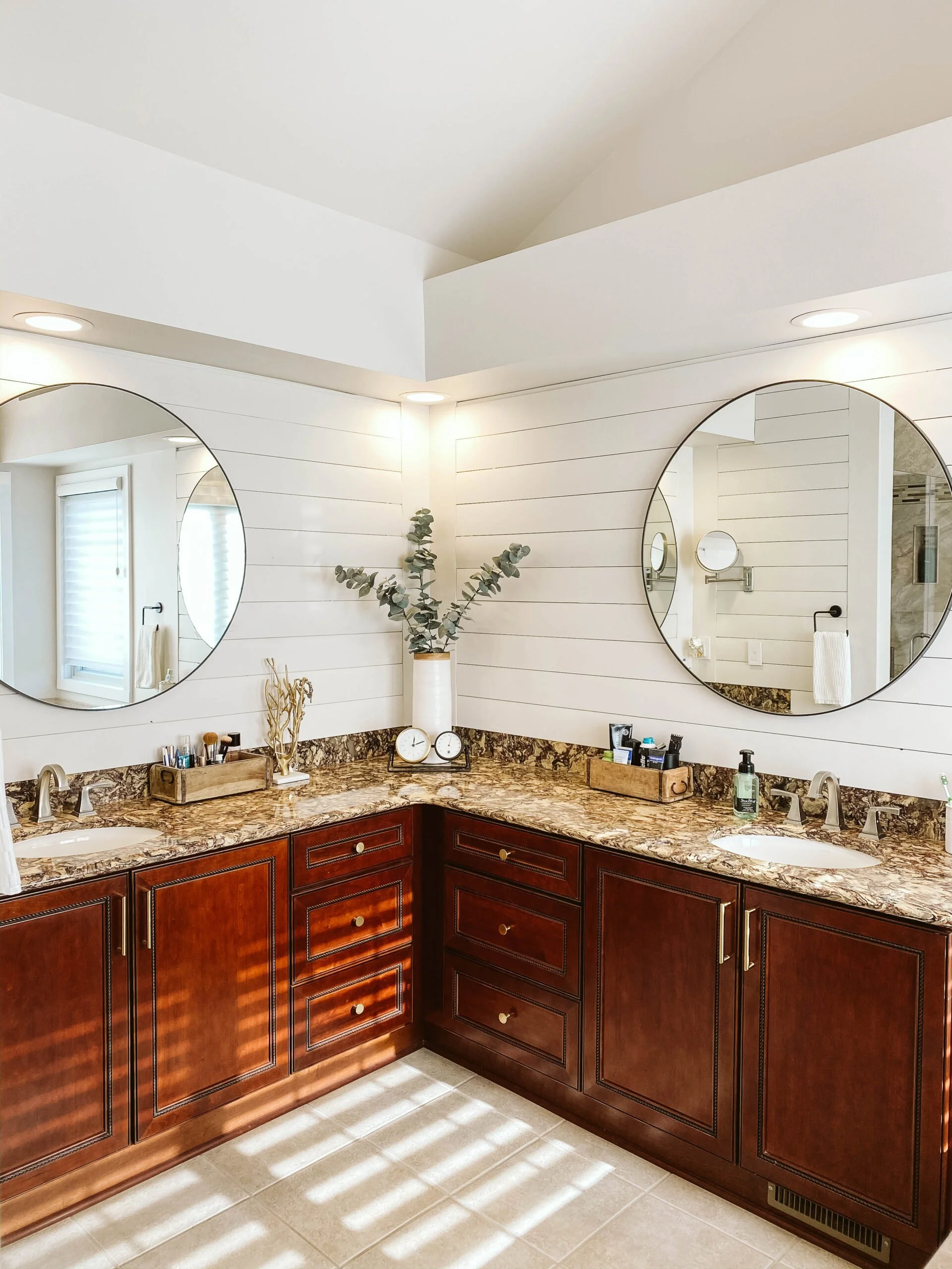 12 AFFORDABLE BIG ROUND MIRRORS