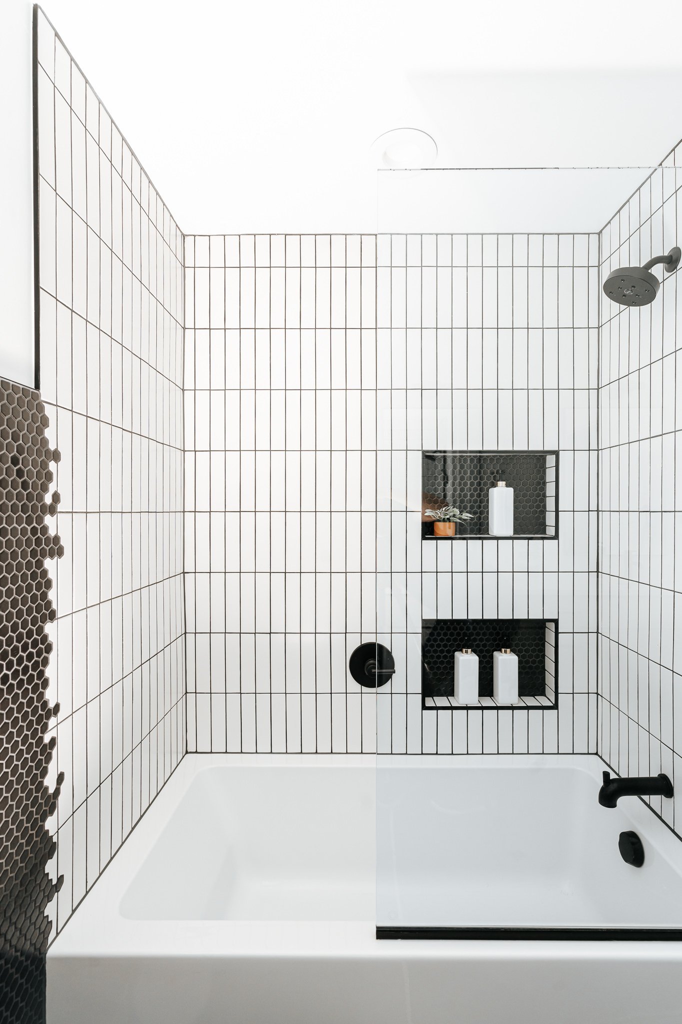 MODERN BLACK AND WHITE KIDS BATHROOM // GLENGROVE + HAMILTON