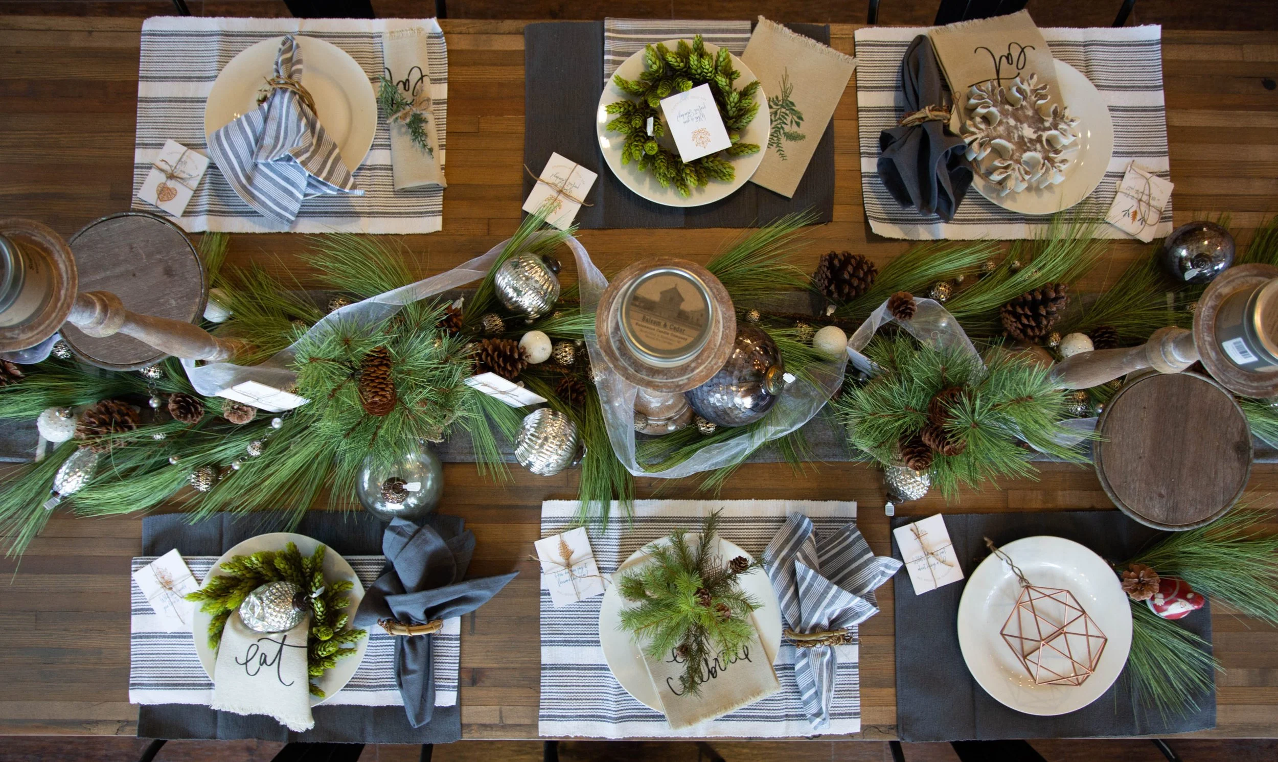 THE PERFECT HOLIDAY TABLE SETTING