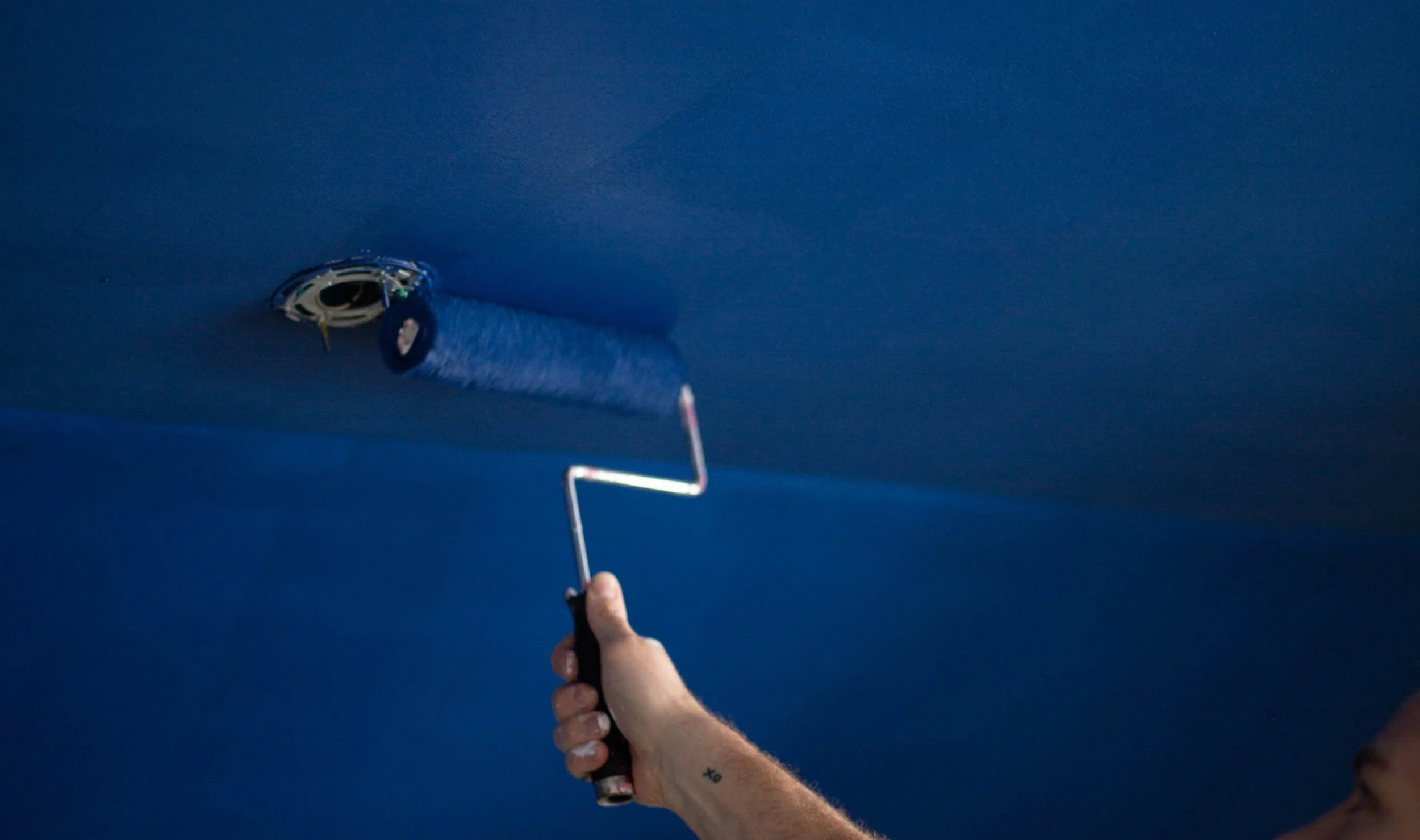 HOW TO PAINT A DARK CEILING