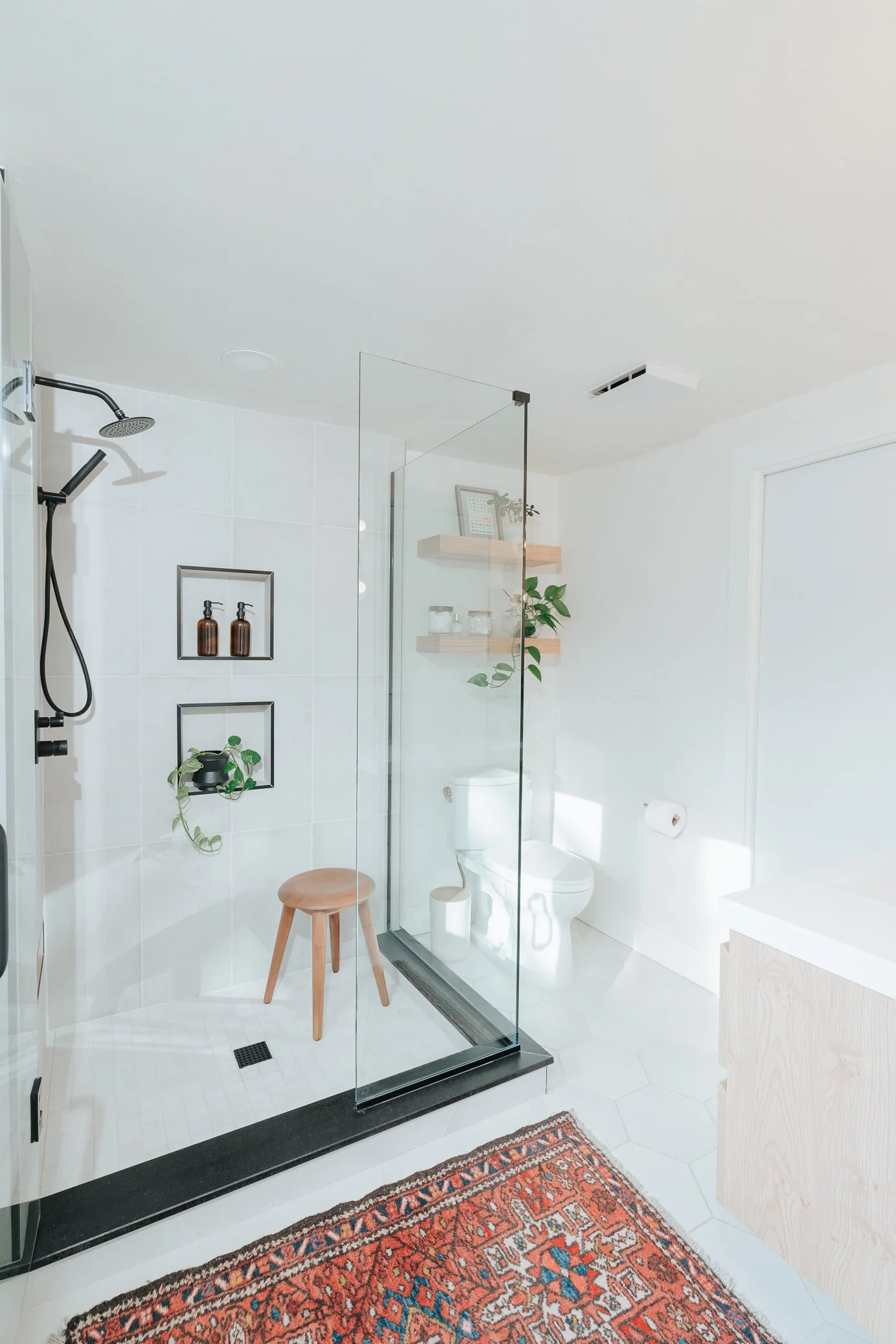 11 TIPS ON HOW TO MAKE A SMALL BATHROOM FEEL BIG