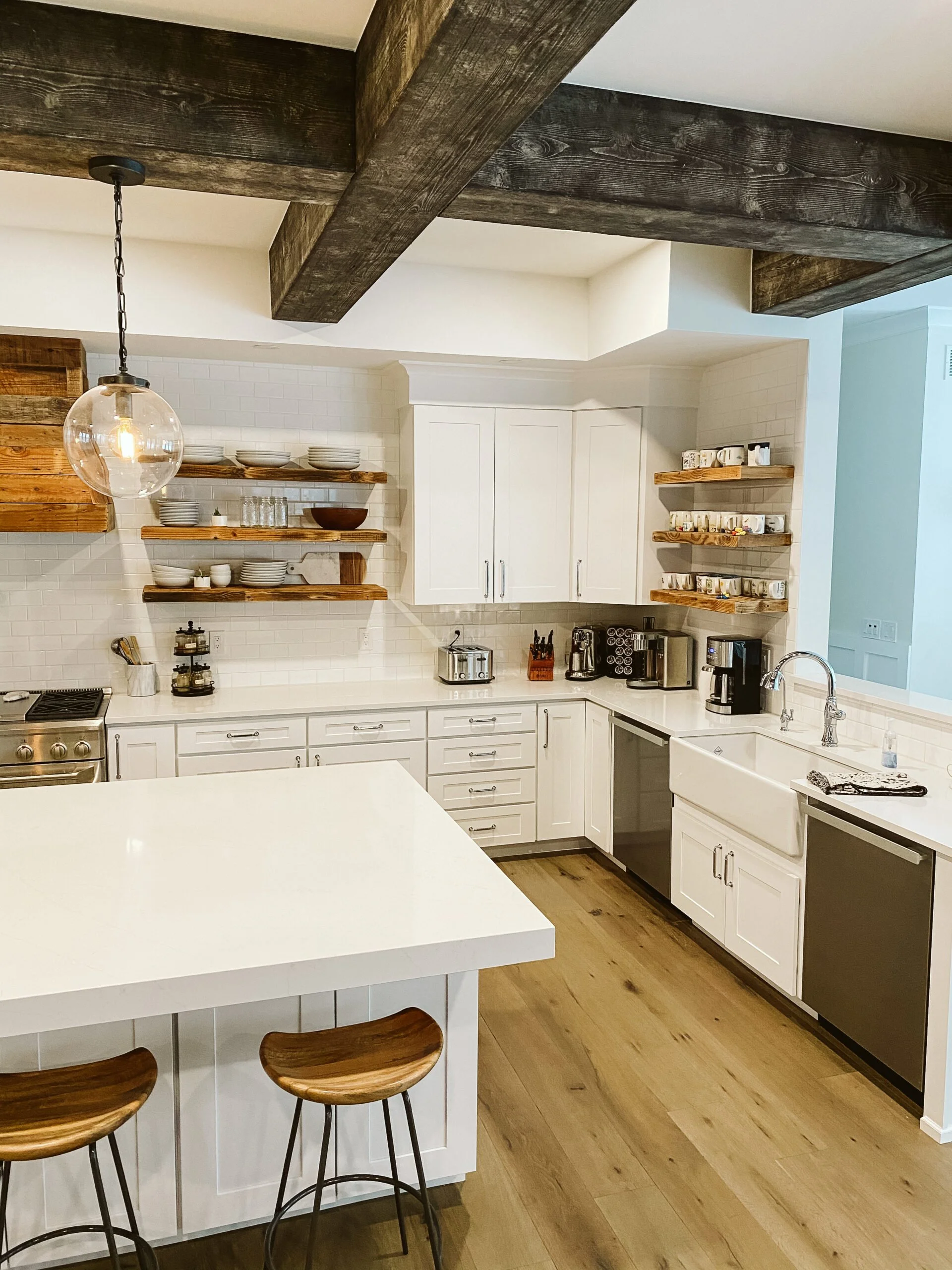 HOW MANY BAR STOOLS REALLY FIT AT AN ISLAND