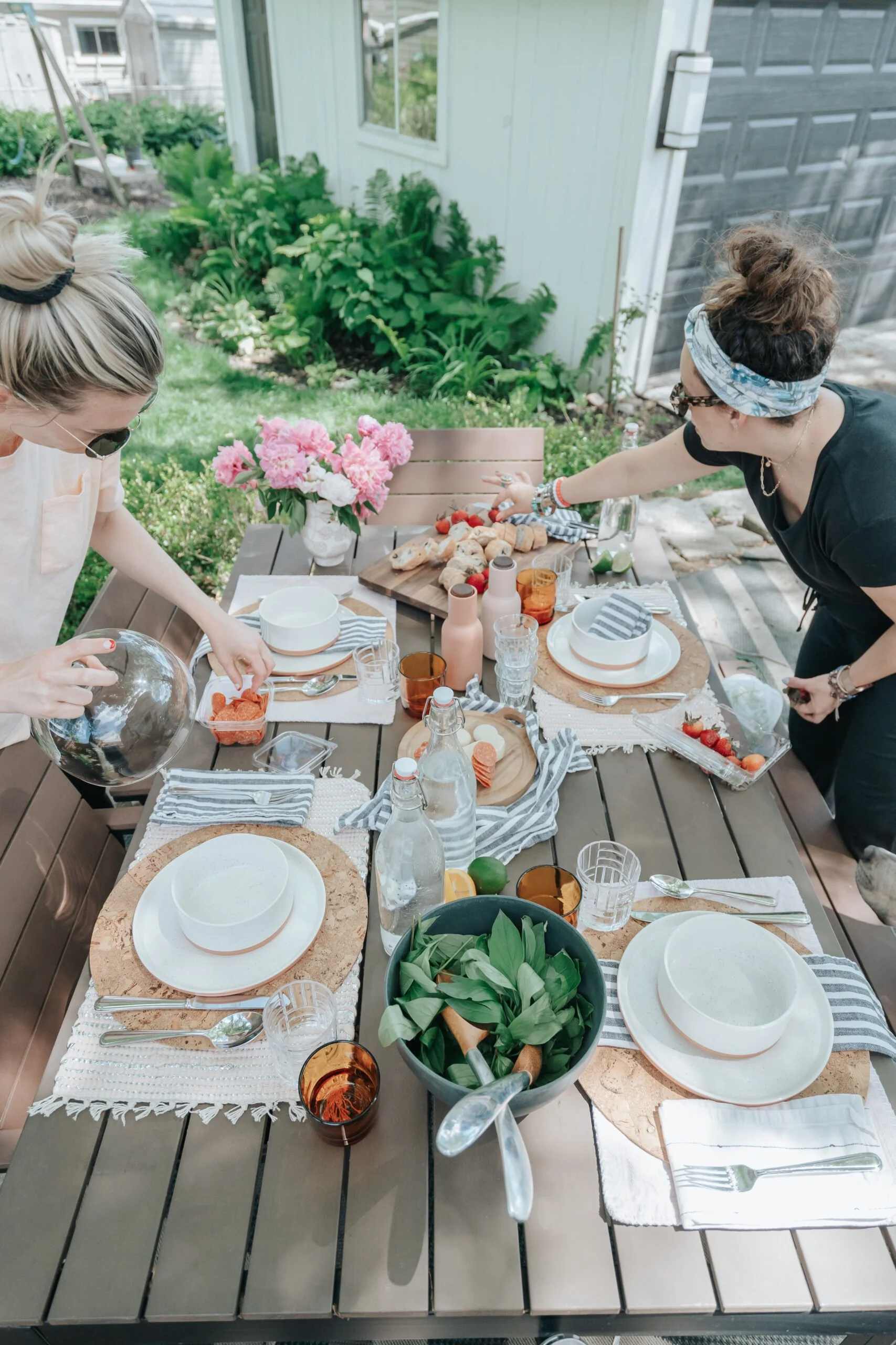 ULTIMATE OUTDOOR DINING GUIDE