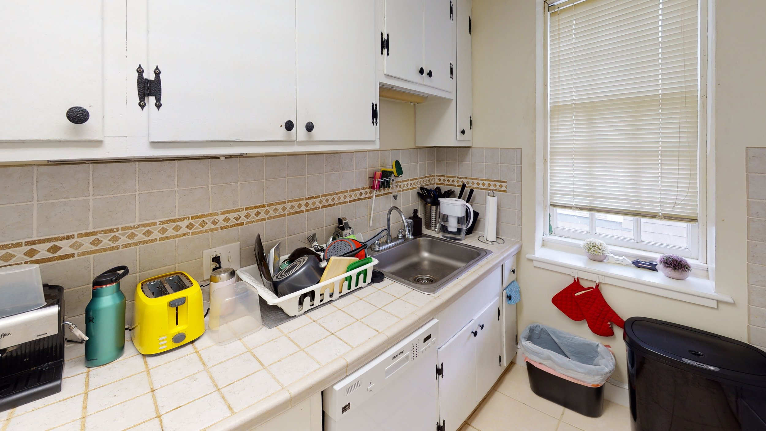 201-Cary-St-Apartment-A-Kitchen.jpg