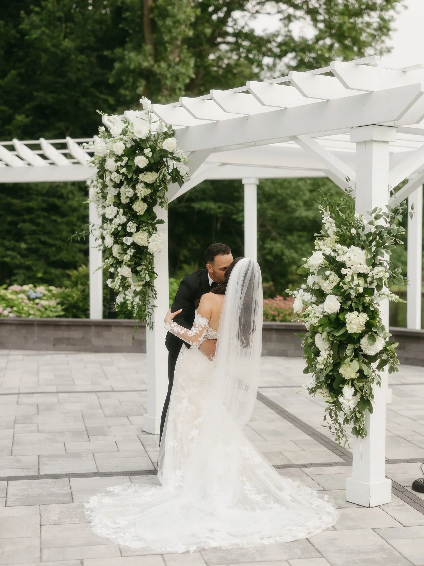 DETAILS ✨#weddingdetails #weddingflowersdecor #weddingflowers #whiteflowers #ceremony #weddingday #luxuryflorist #luxuryflowers 
@alexandraa_nicolee ❤️ @steve__higgins