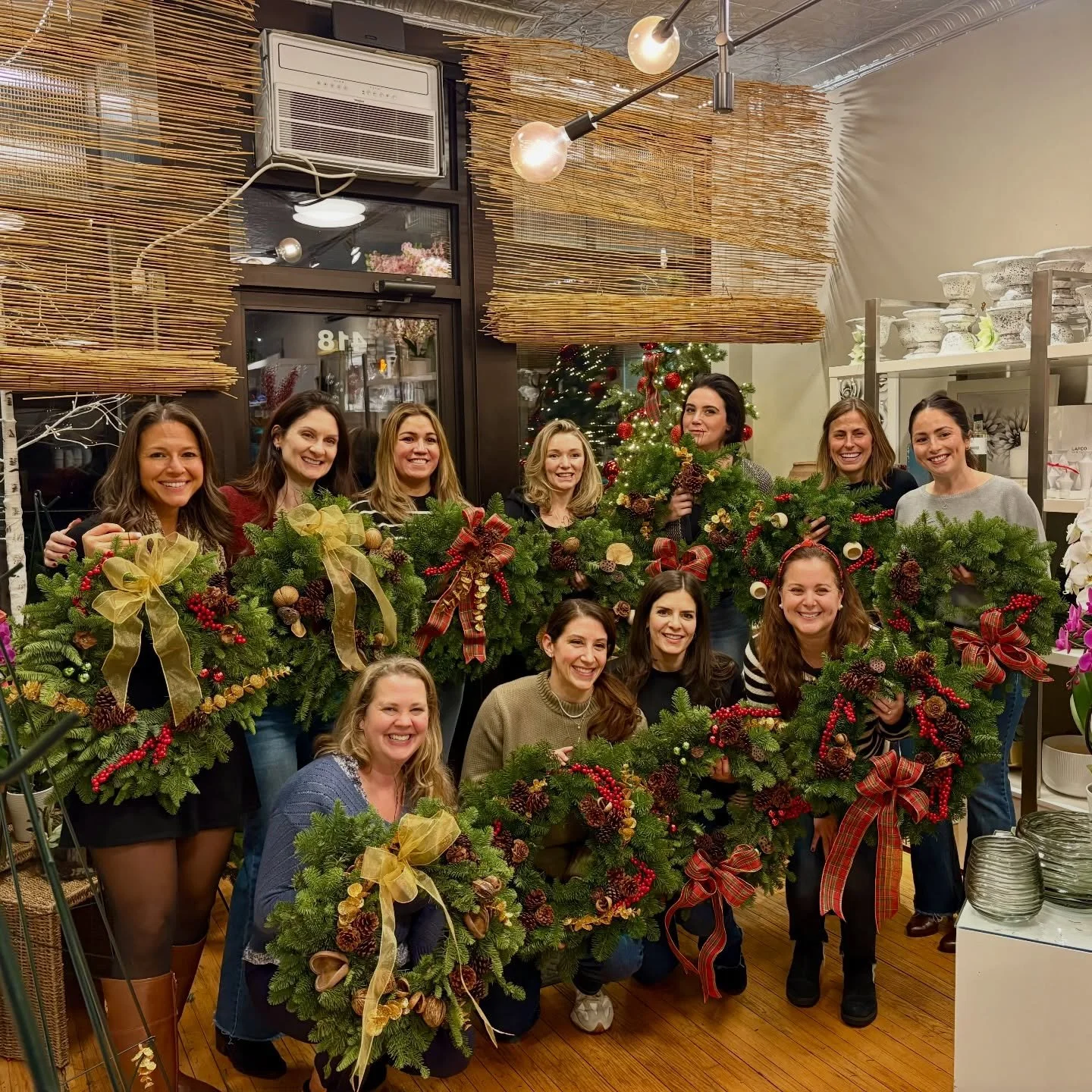 What a fun night we had hosting a wreath making workshop! They all did great! 🎄✨ 

#wreathmaking #wreathworkshop #christmasishere #christmasdecoration #christmas