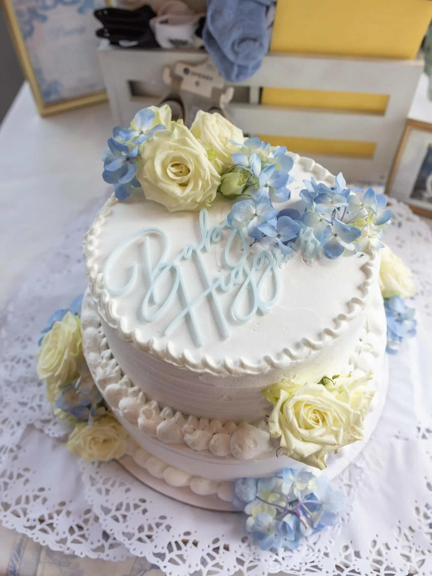 Baby Higgins is on the way! 💙 
@alexandraa_nicolee @steve__higgins 

#babyshower #babyboy #flowerwall #showerflowers #florist