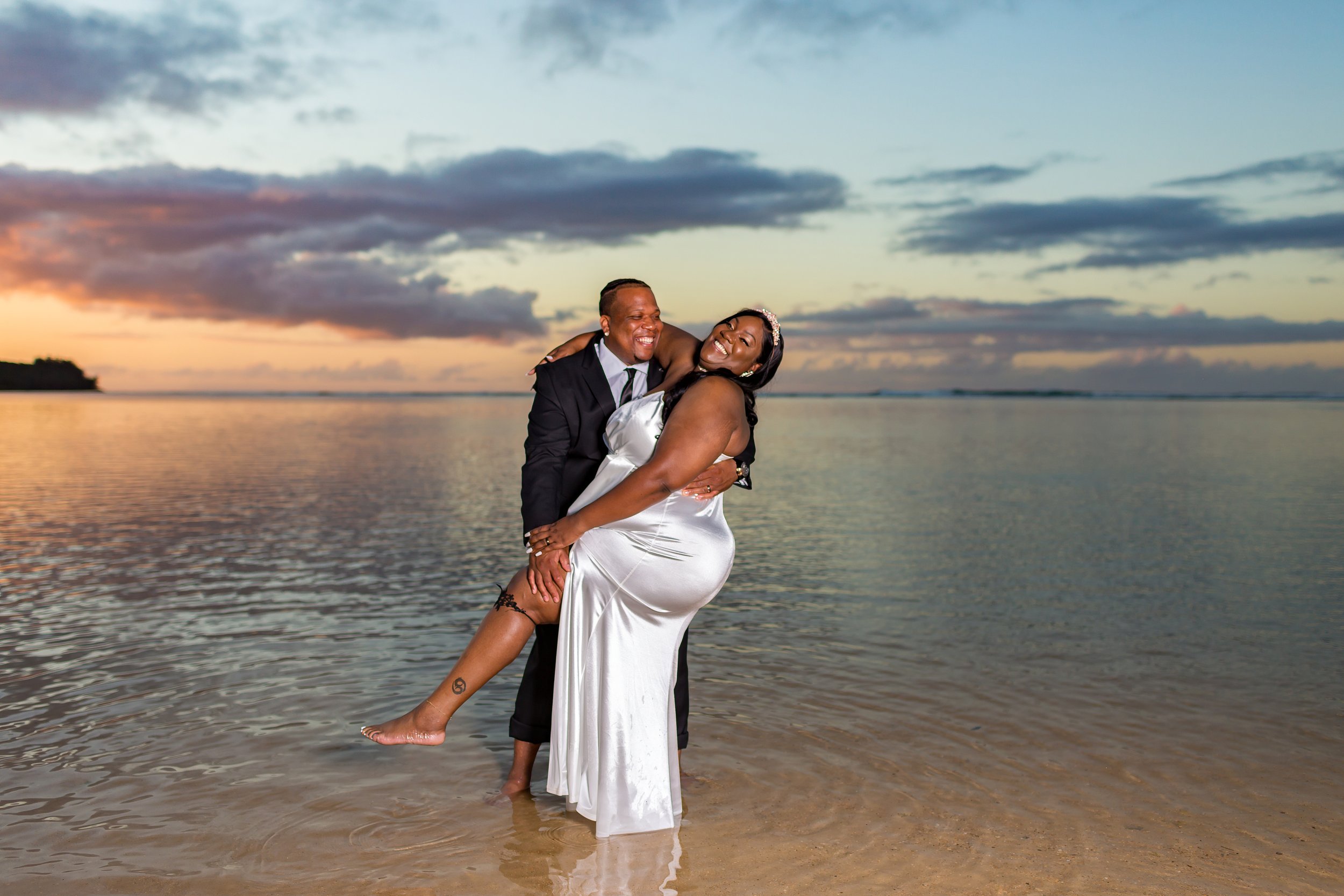 Bride and groom sunset photoshoot in Cozumel