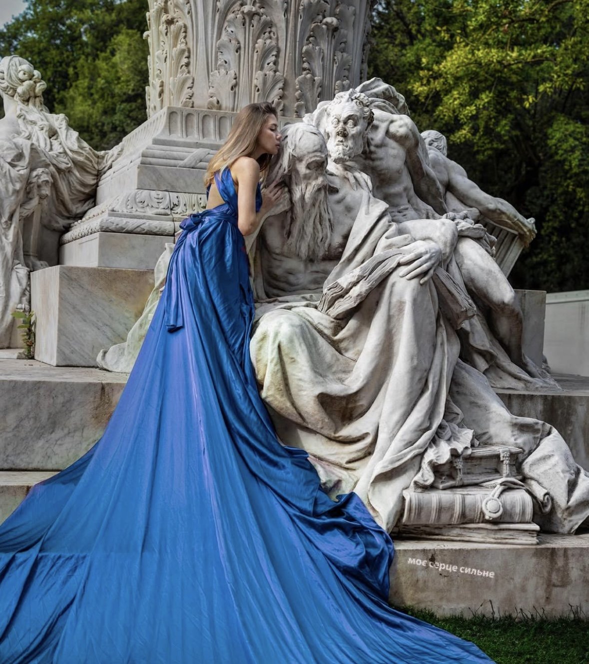 Artistic Cozumel photoshoot with woman in gown and carved statue
