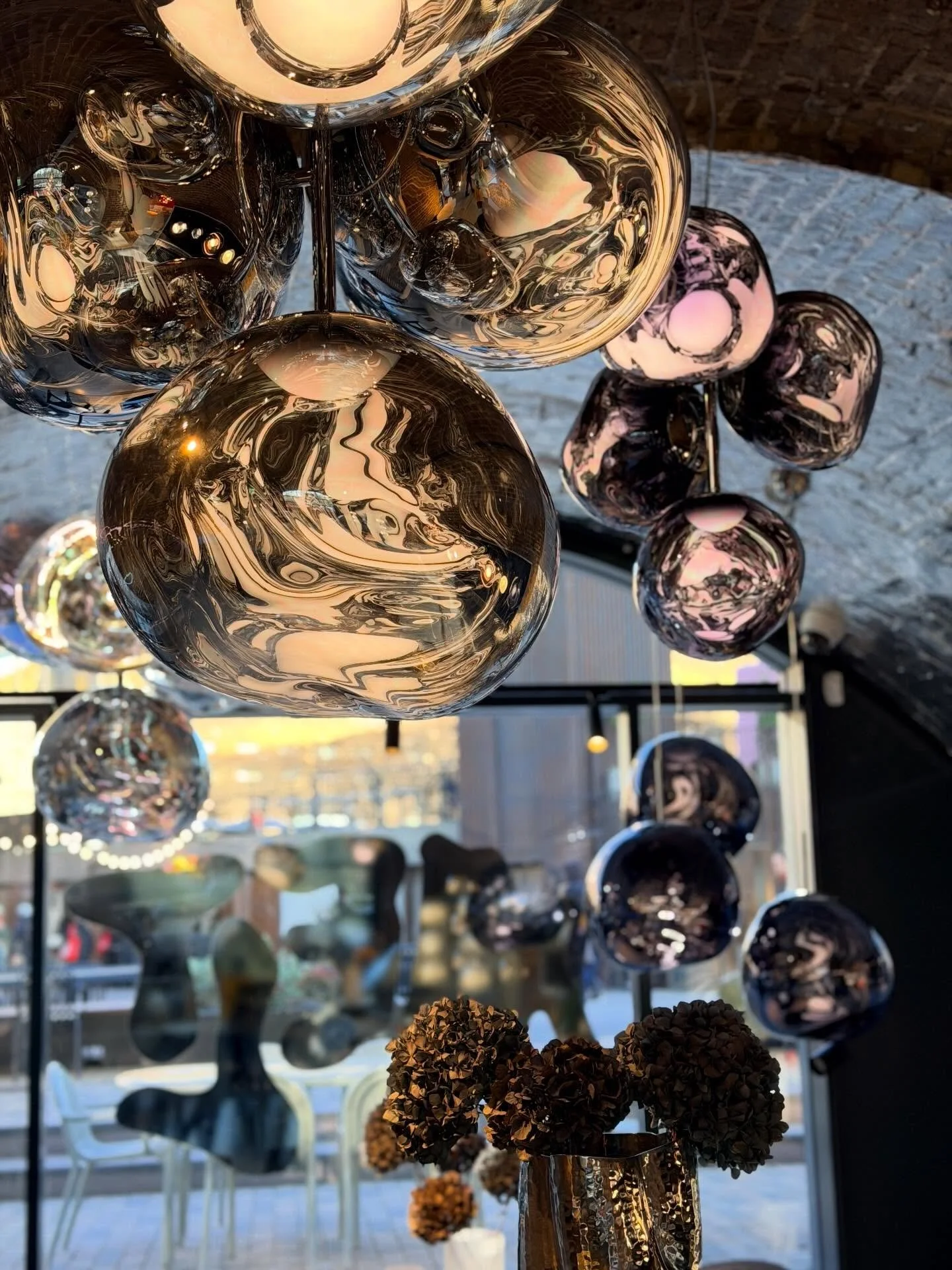 Design inspo, London edition 🇬🇧

London always sharpens my eye.
It&rsquo;s a city that rewards slowness&mdash;striking details are everywhere.

What I&rsquo;m taking back with me:
	&bull; Layering without apology: antiques next to contemporary piec