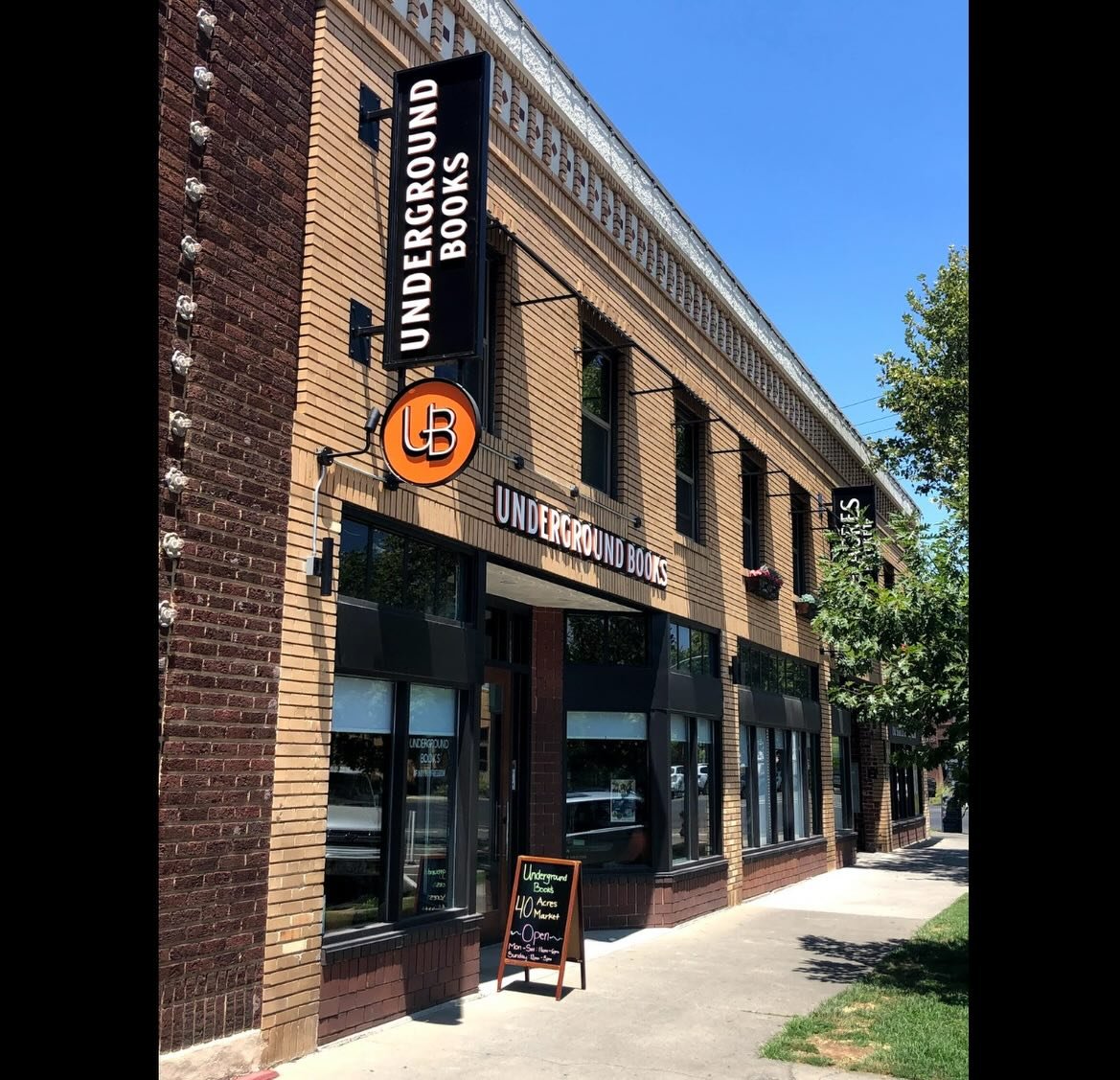 Shout out to @UndergroundBooks for hosting our chapter of the NoName Book Club on the last Sunday of each month! Located in historic #OakPark , one of Sacramento's first Black communities, it is only blocks away from the former #BlackPantherParty hea