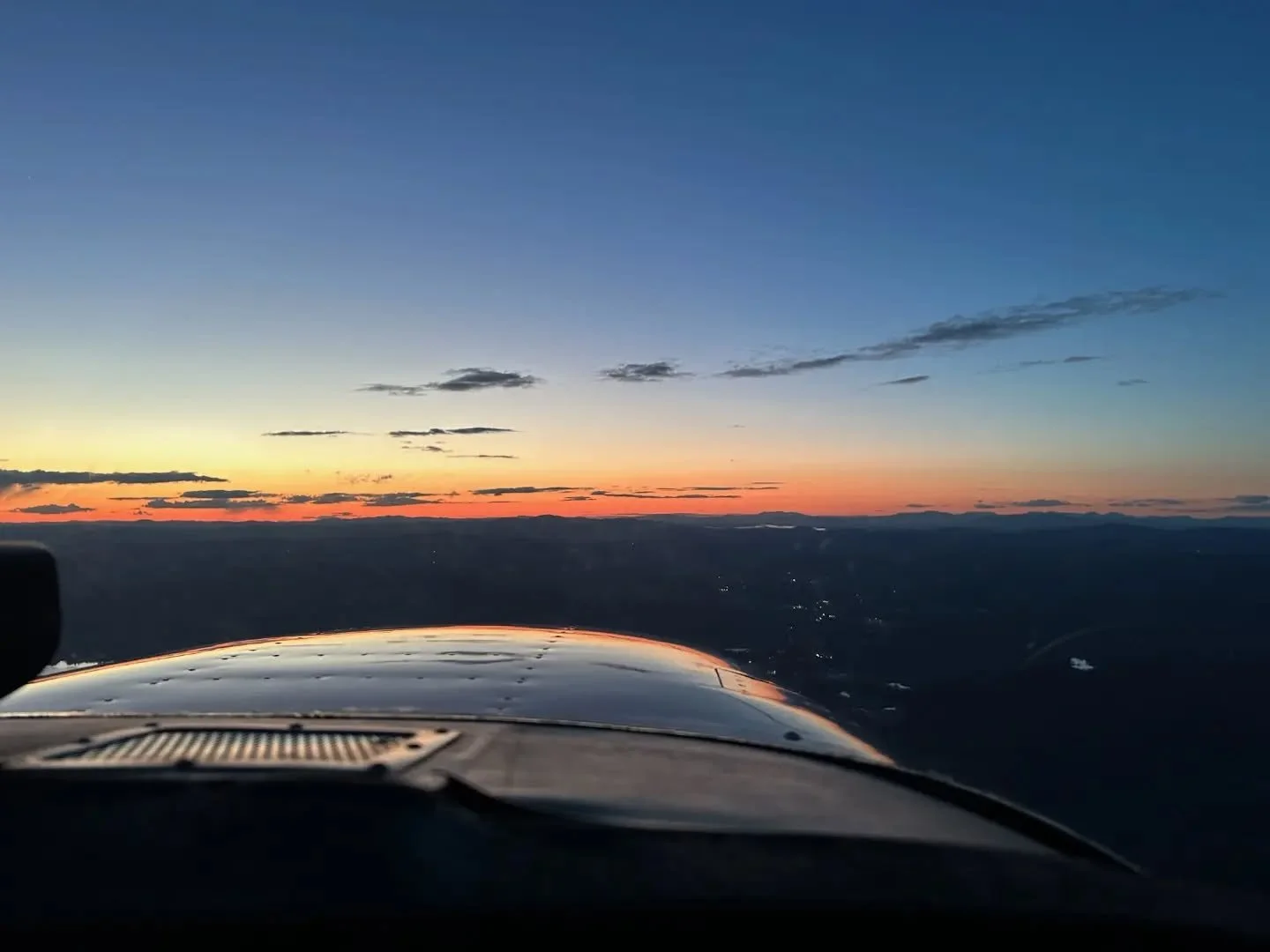 Alton Bay, 4000 feet, love those pilot sunsets 🛩️🌎🌄. #hennikerflyingclub #hfc #flyingclub @timothy_craig_sr @kenpeperissa