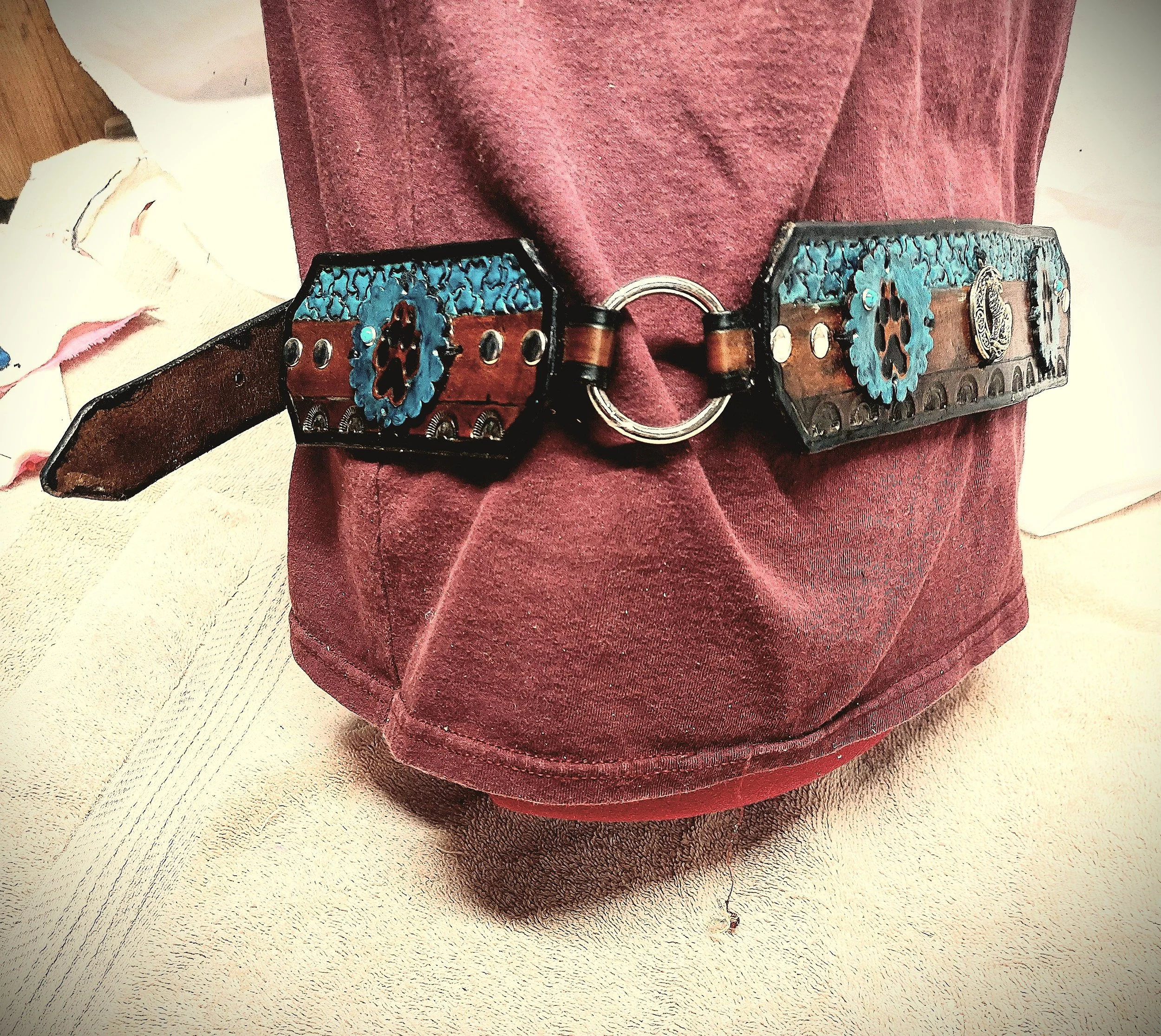 wolfspaw belt side on manne.jpg