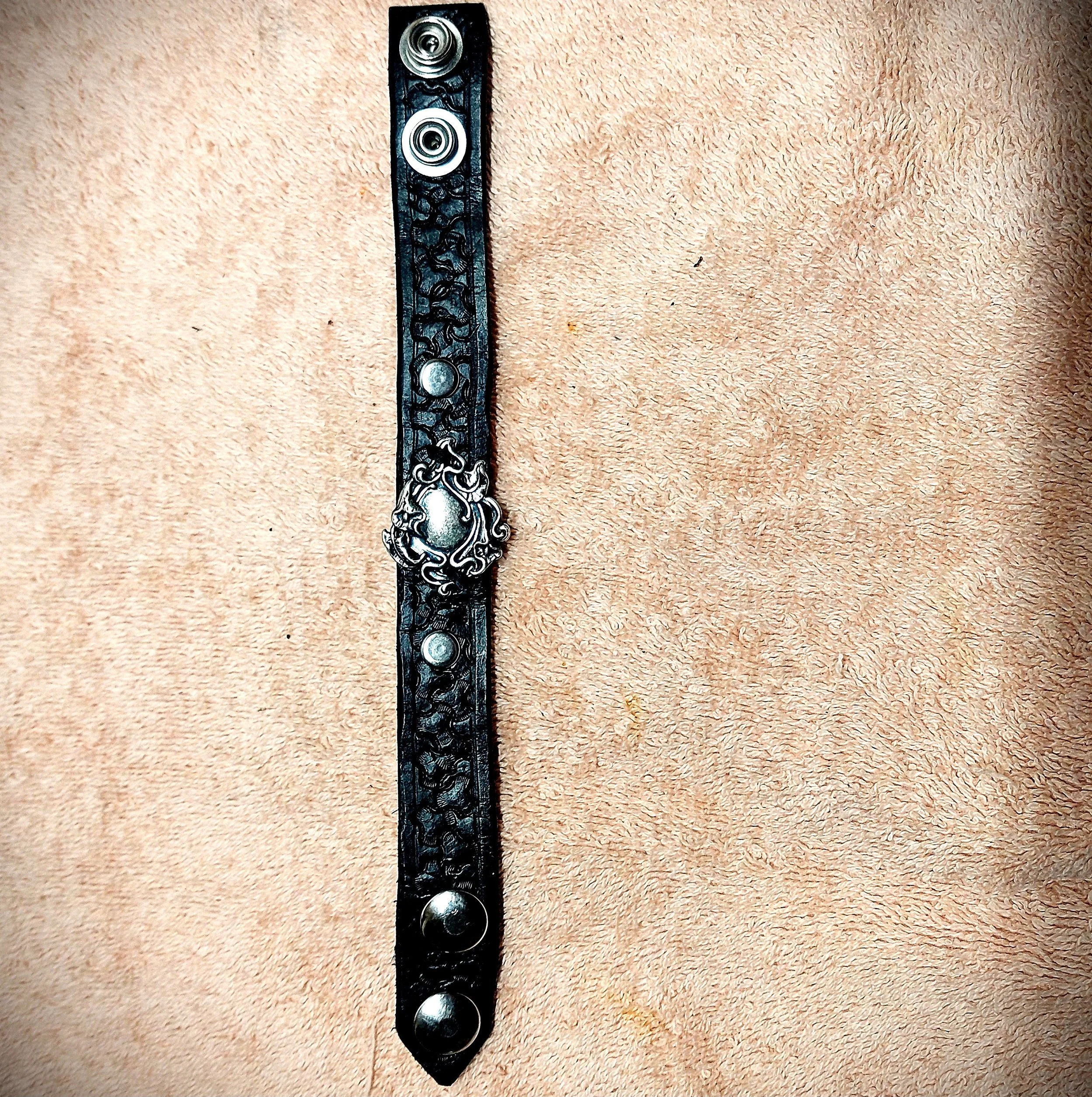 narr blk text two snap noveau flat 2.jpg