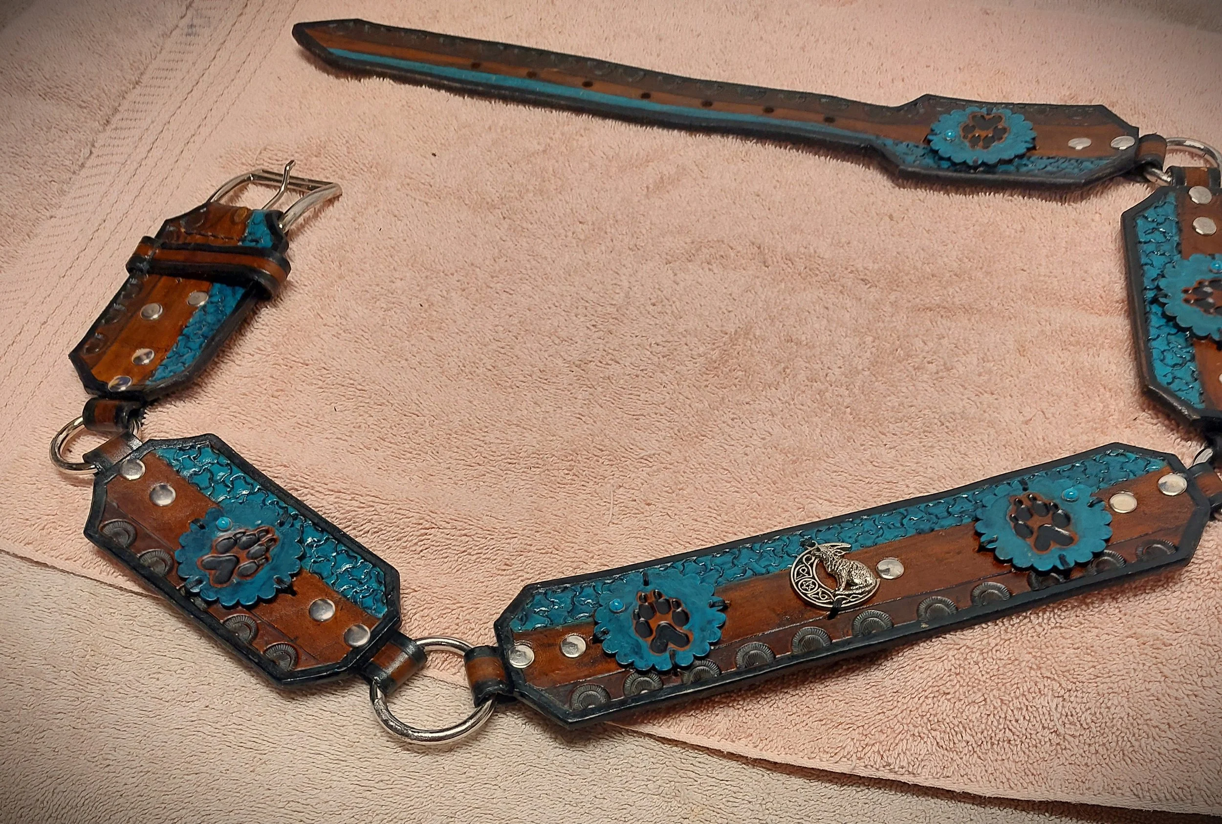 wolfs paw belt side back flat.jpg