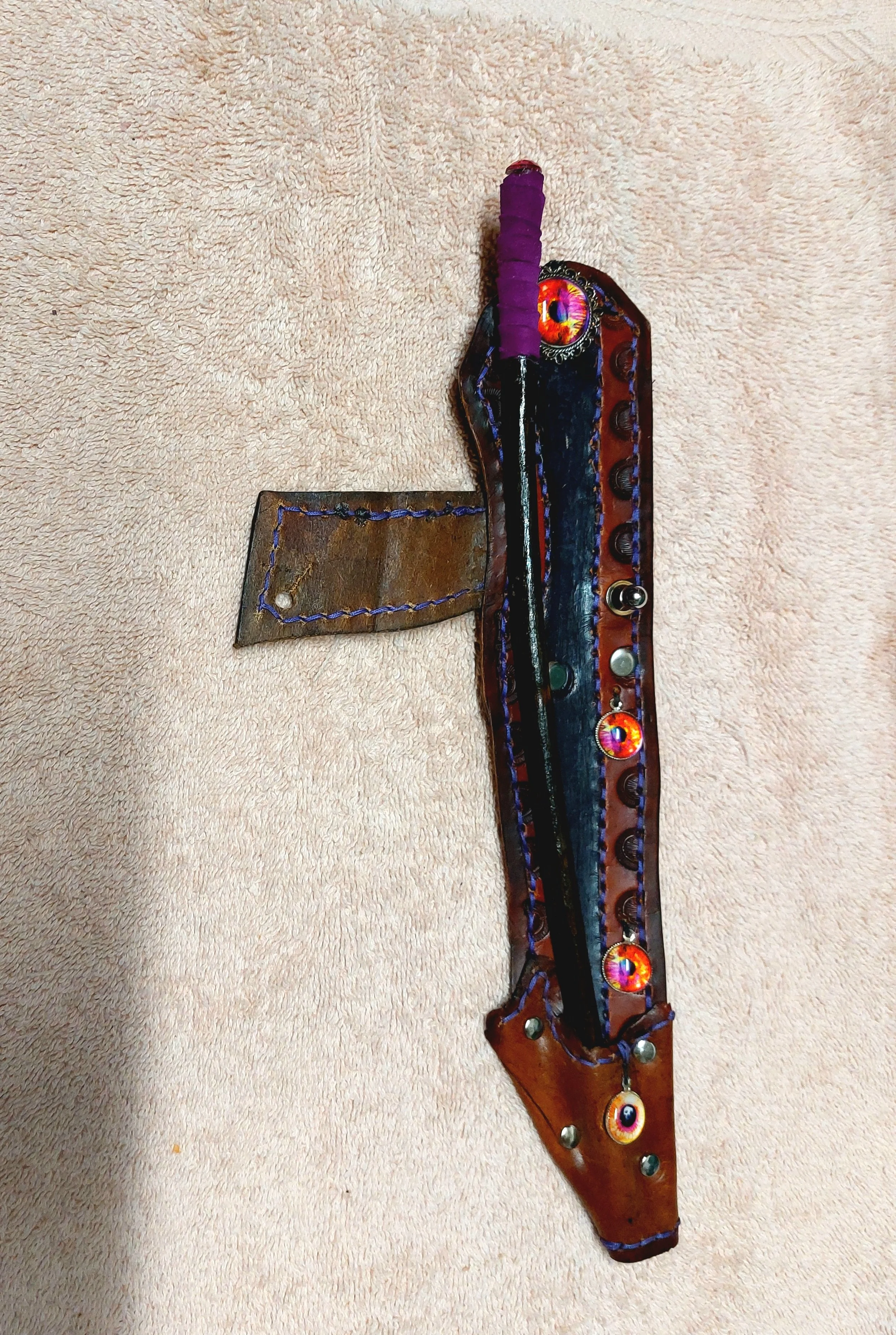 holster dragon eyes set open to interioir.jpg