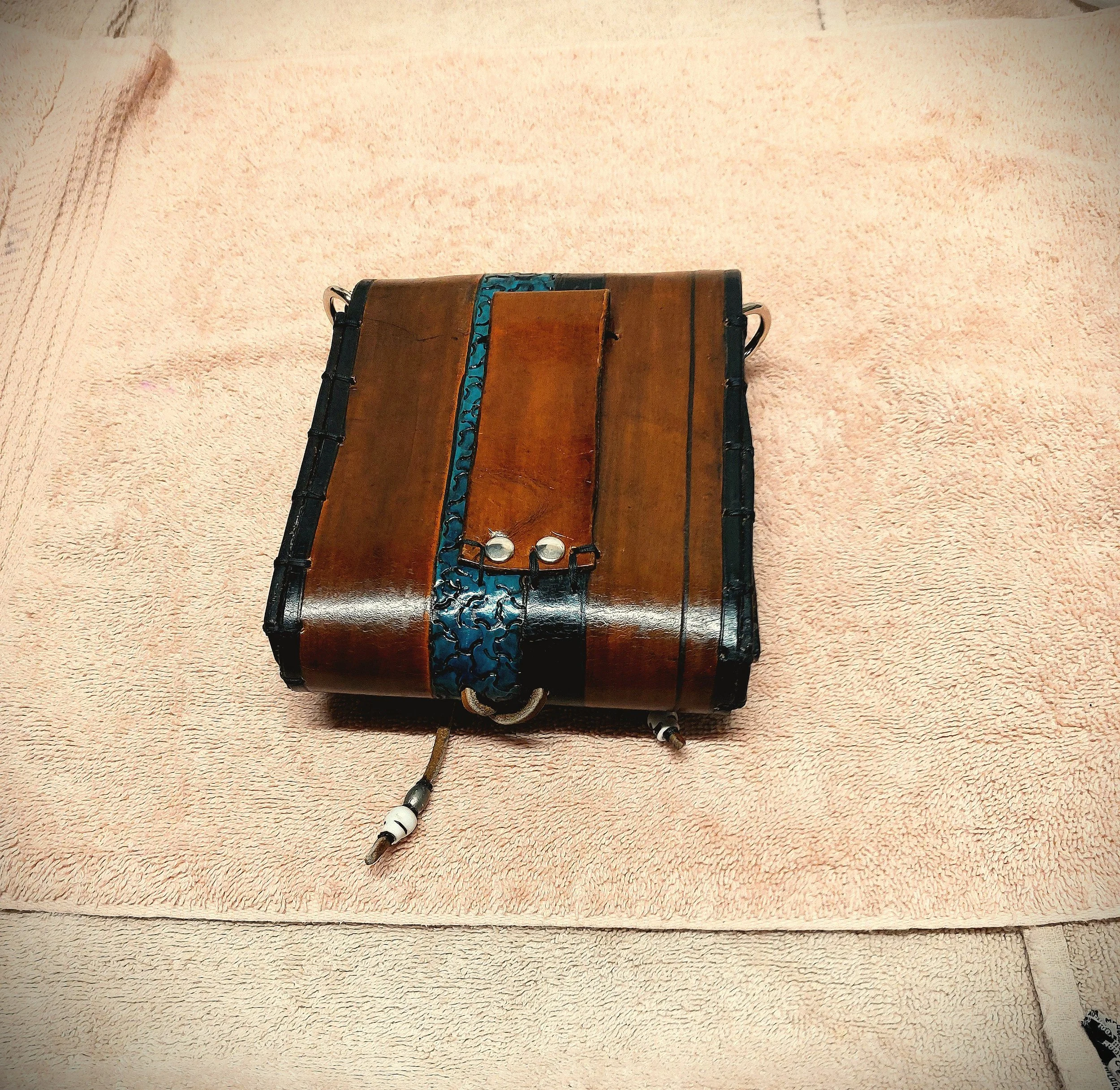 wolfspaw pouch 525 back detail.jpg