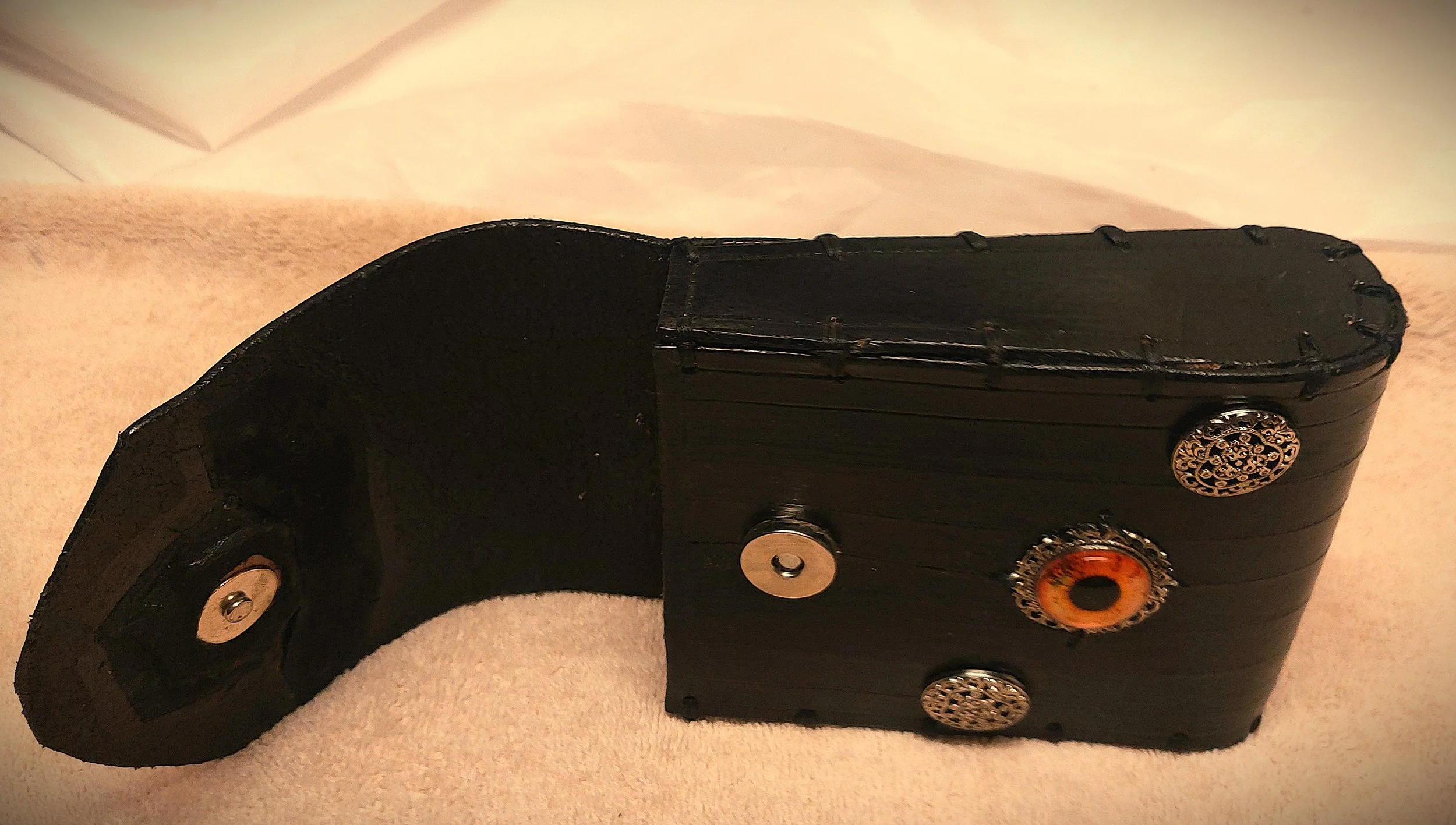 skull cameo blk belt pouch side extens.jpg