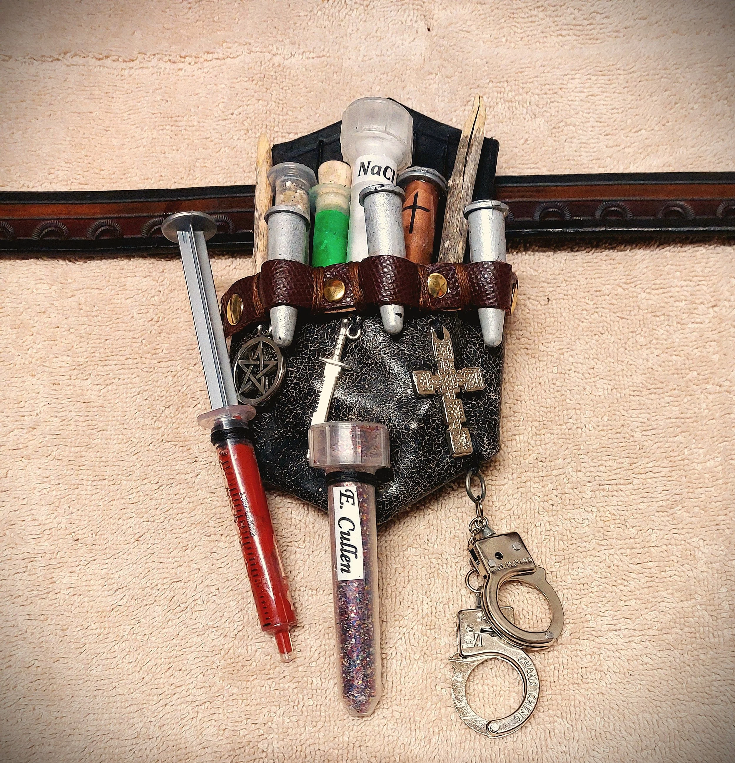 hunters kit cullen on front belt.jpg