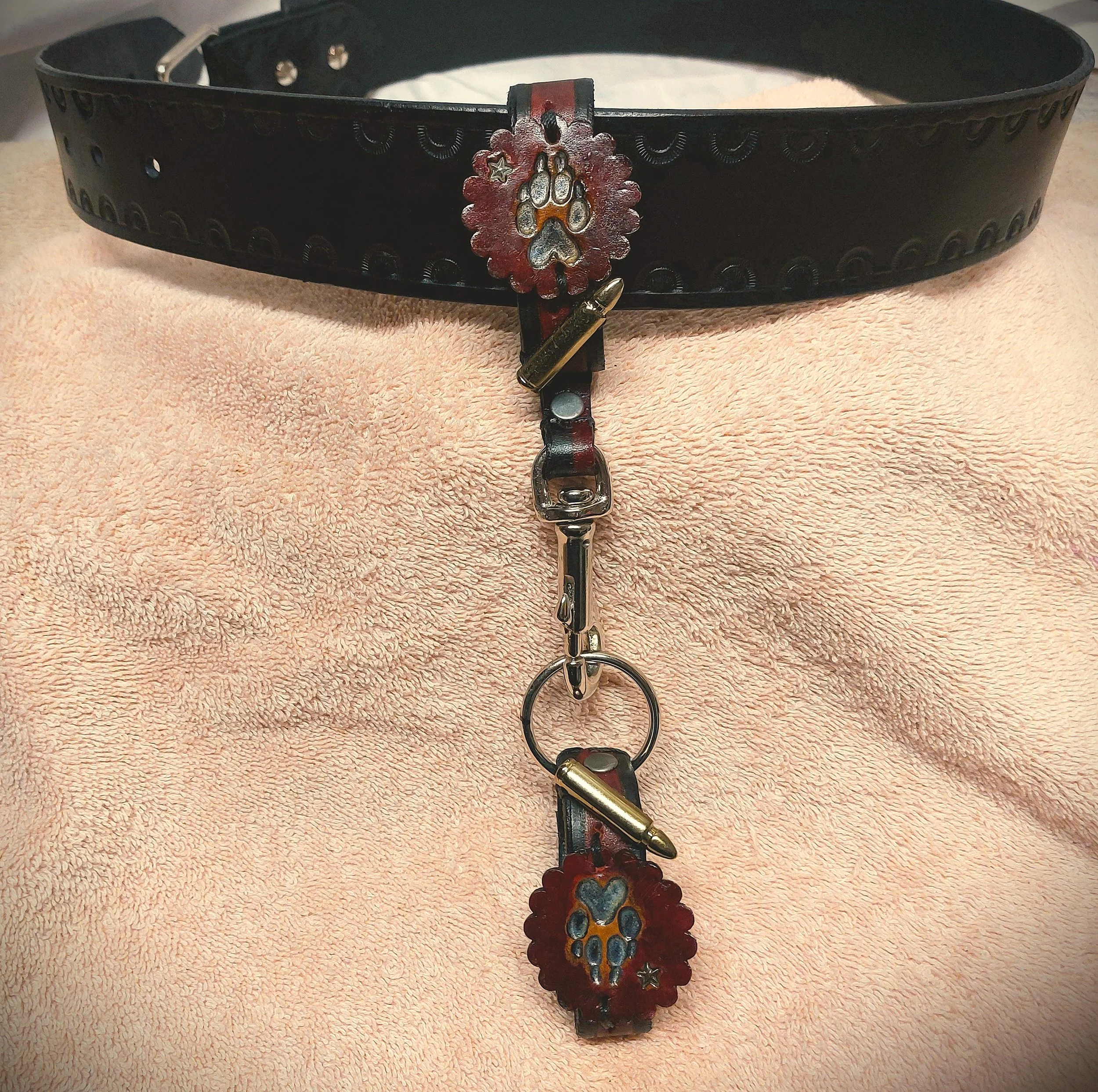 handcuffs wolfwpaw leash out on be;lt.jpg