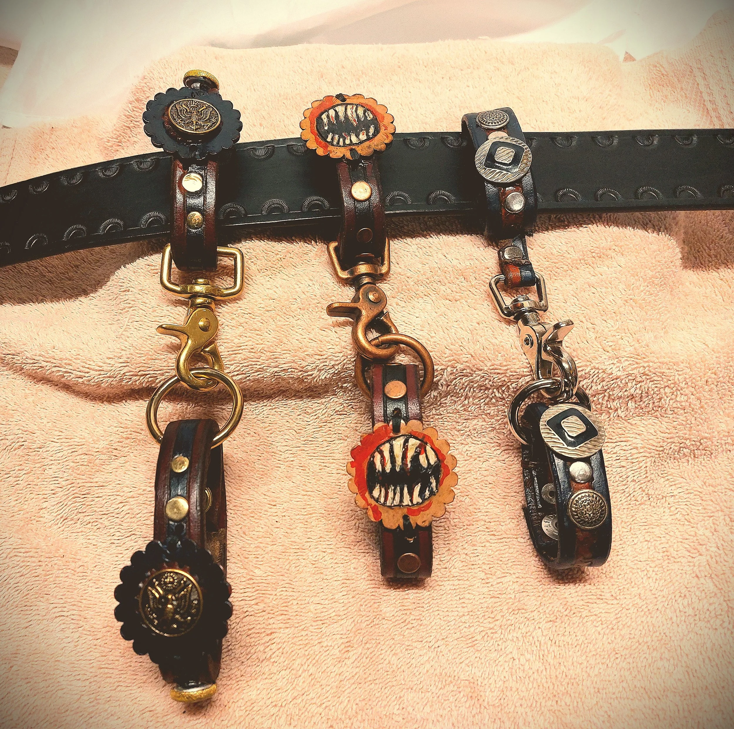 handcuffs 3 crest butt, Levi, sil vin butt.jpg