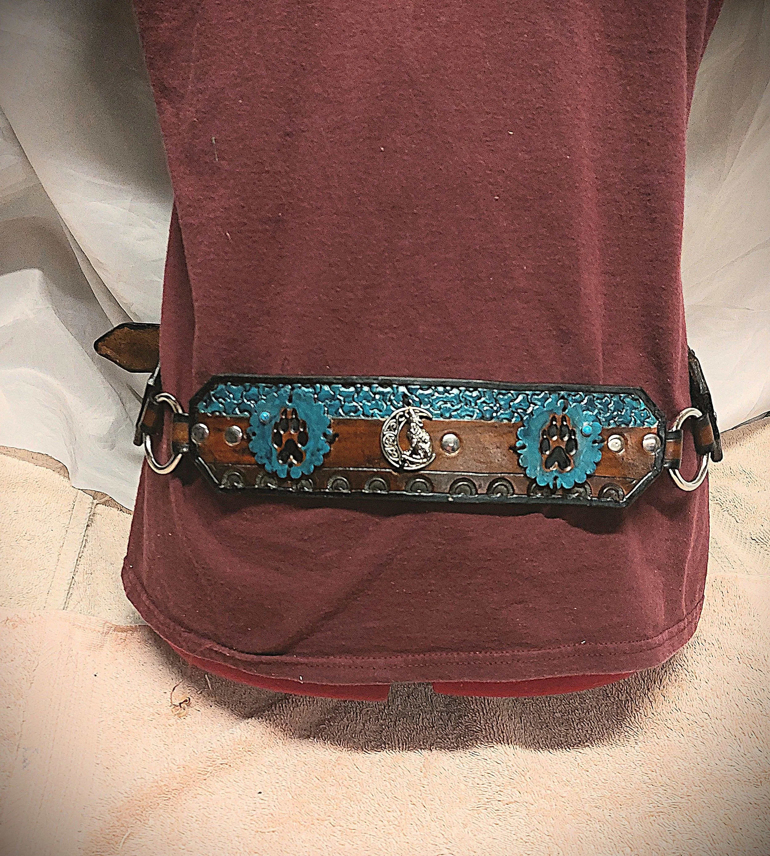 wolfspaw belt on manne back detail.jpg