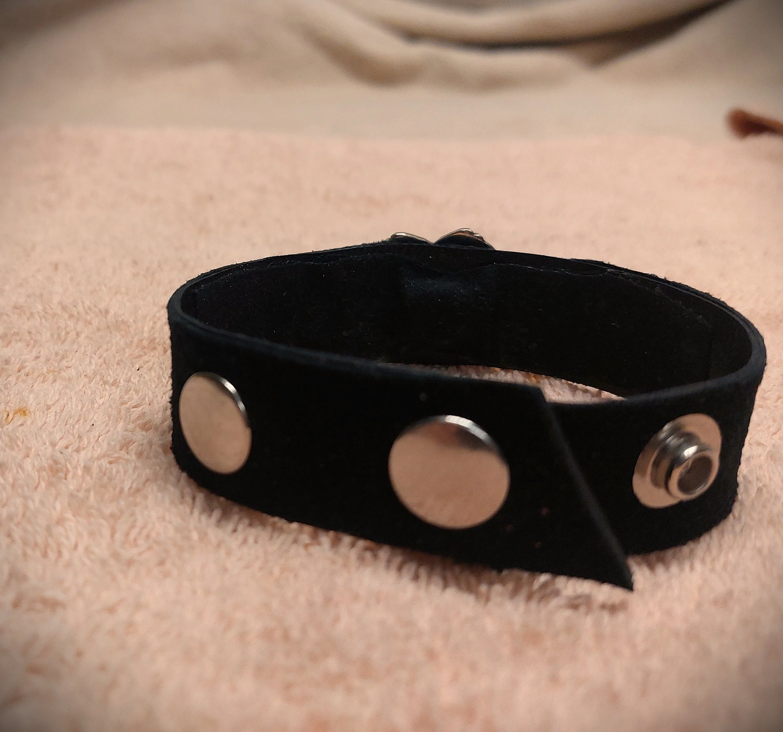 narr blk suede sw heart back out.jpg